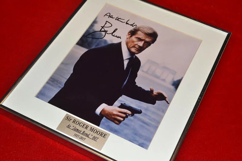 ROGER MOORE — ROGER MOORE Signed JAMES BOND 007, Screen Used PROP, COA PROP STORE, DVD, Frame, image 4