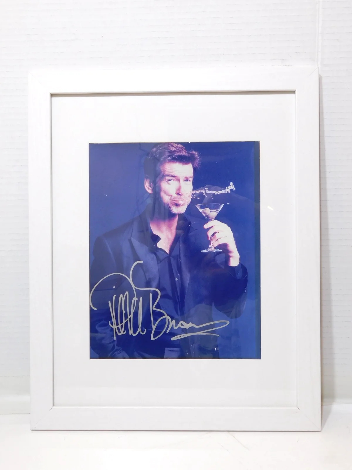 PIERCE BROSNAN — Pierce Brosnan Signed Autographed White Framed 8X10 Photo 007 Bond Martini, изображение 2