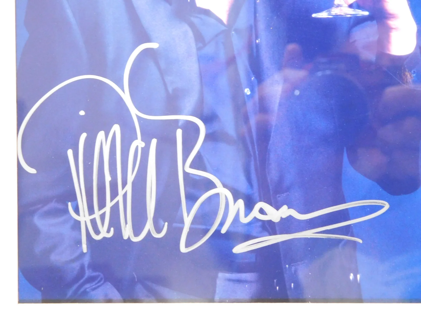 PIERCE BROSNAN — Pierce Brosnan Signed Autographed White Framed 8X10 Photo 007 Bond Martini, изображение 3