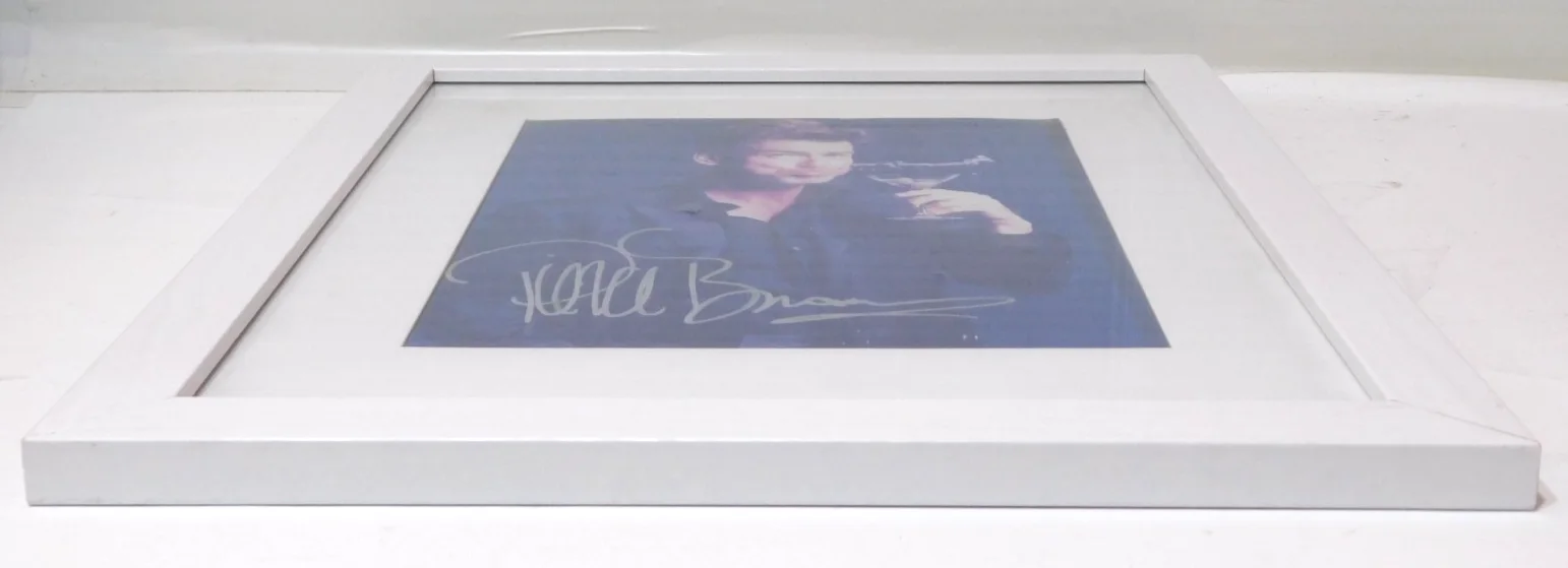 PIERCE BROSNAN — Pierce Brosnan Signed Autographed White Framed 8X10 Photo 007 Bond Martini, изображение 4