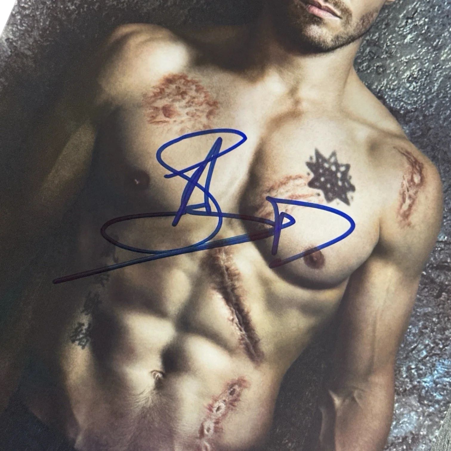 Stephen Amell — Stephen Amell Arrow 8.5x11 Autograph Photo! Signed In-Person! Oliver Queen!, изображение 2
