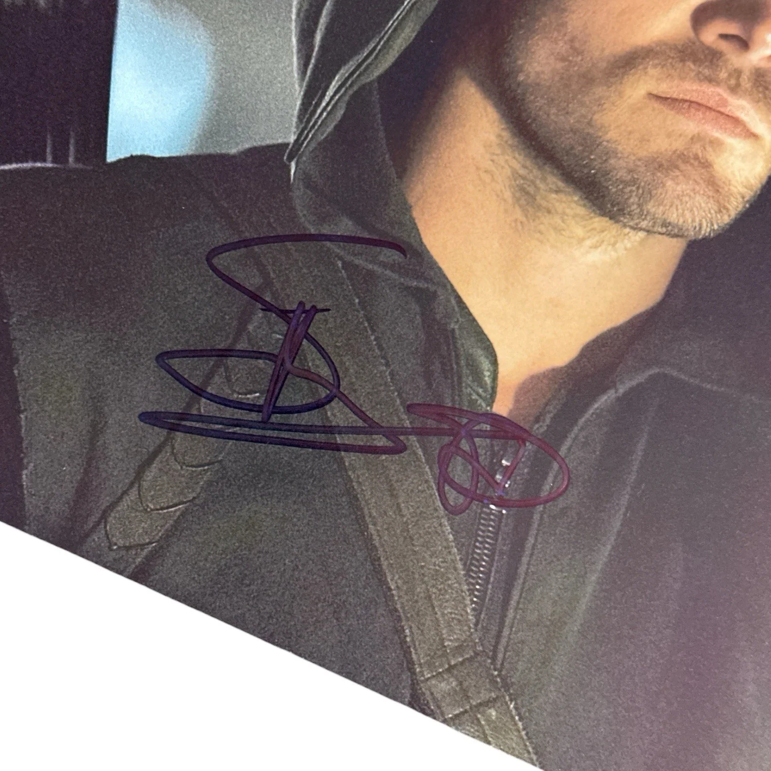 Stephen Amell — Stephen Amell Arrow 8.5x11 Autograph Photo! Signed In-Person! Oliver Queen!, изображение 2