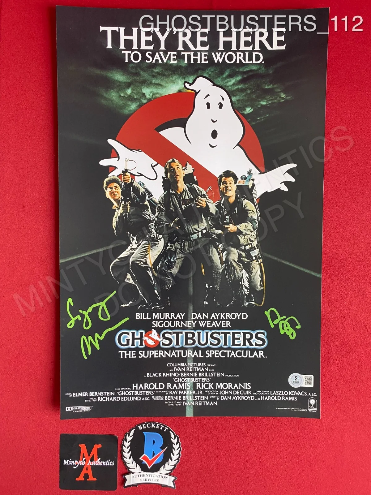 Sigourney Weaver, Dan Aykroyd — Sigourney Weaver Dan Aykroyd dual signed 11x17 photo Ghostbusters Beckett COA