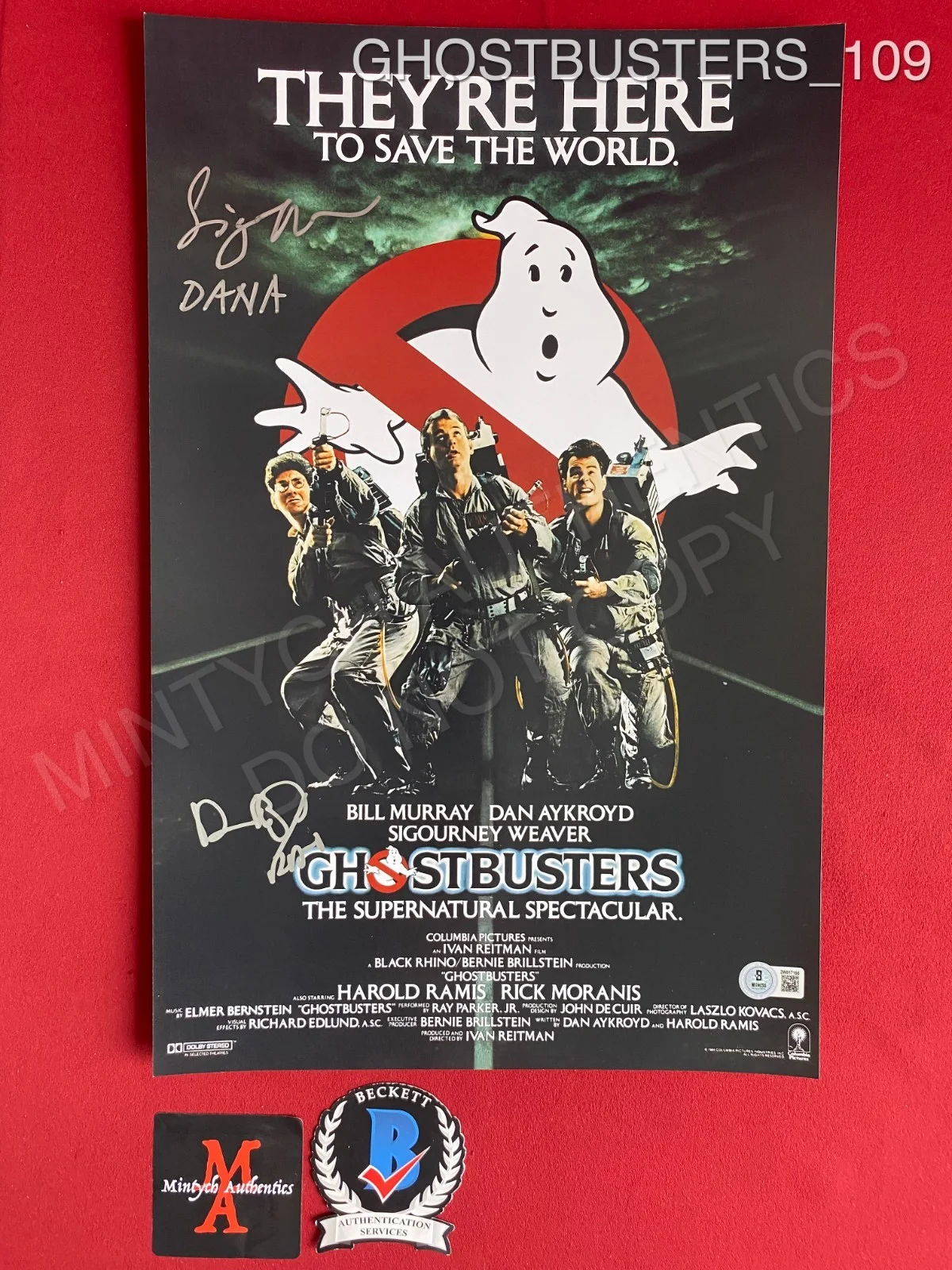 Sigourney Weaver, Dan Aykroyd — Sigourney Weaver Dan Aykroyd dual signed 11x17 photo Ghostbusters Beckett COA