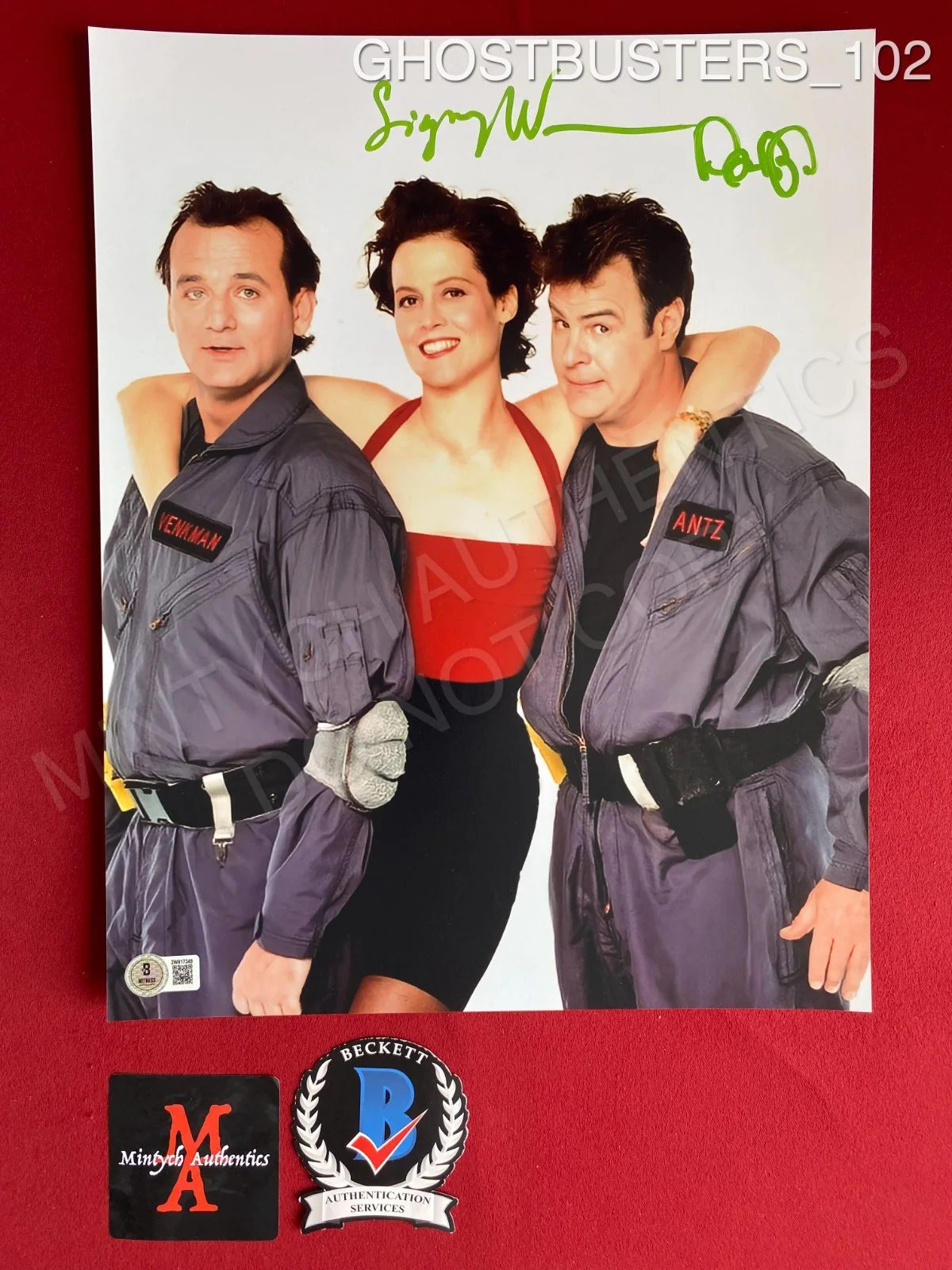 Sigourney Weaver, Dan Aykroyd — Sigourney Weaver Dan Aykroyd dual signed 11x14 photo Ghostbusters Beckett COA