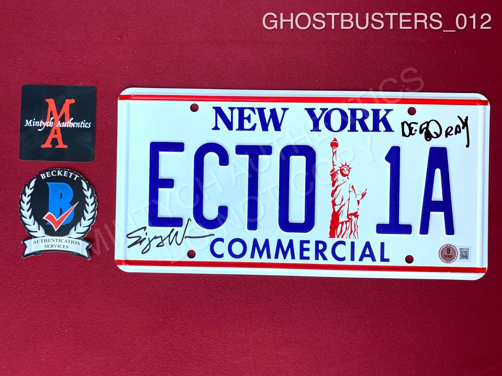Sigourney Weaver, Dan Aykroyd — Sigourney Weaver Dan Aykroyd signed New York Ecto-1 license plate Ghostbusters