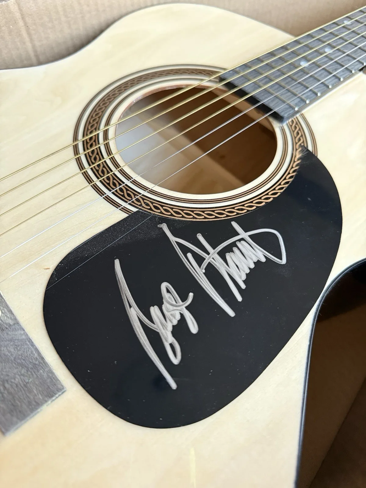 Rogue Acoustic Guitar Signed by George Strait with Certificate of Authenticity, изображение 2