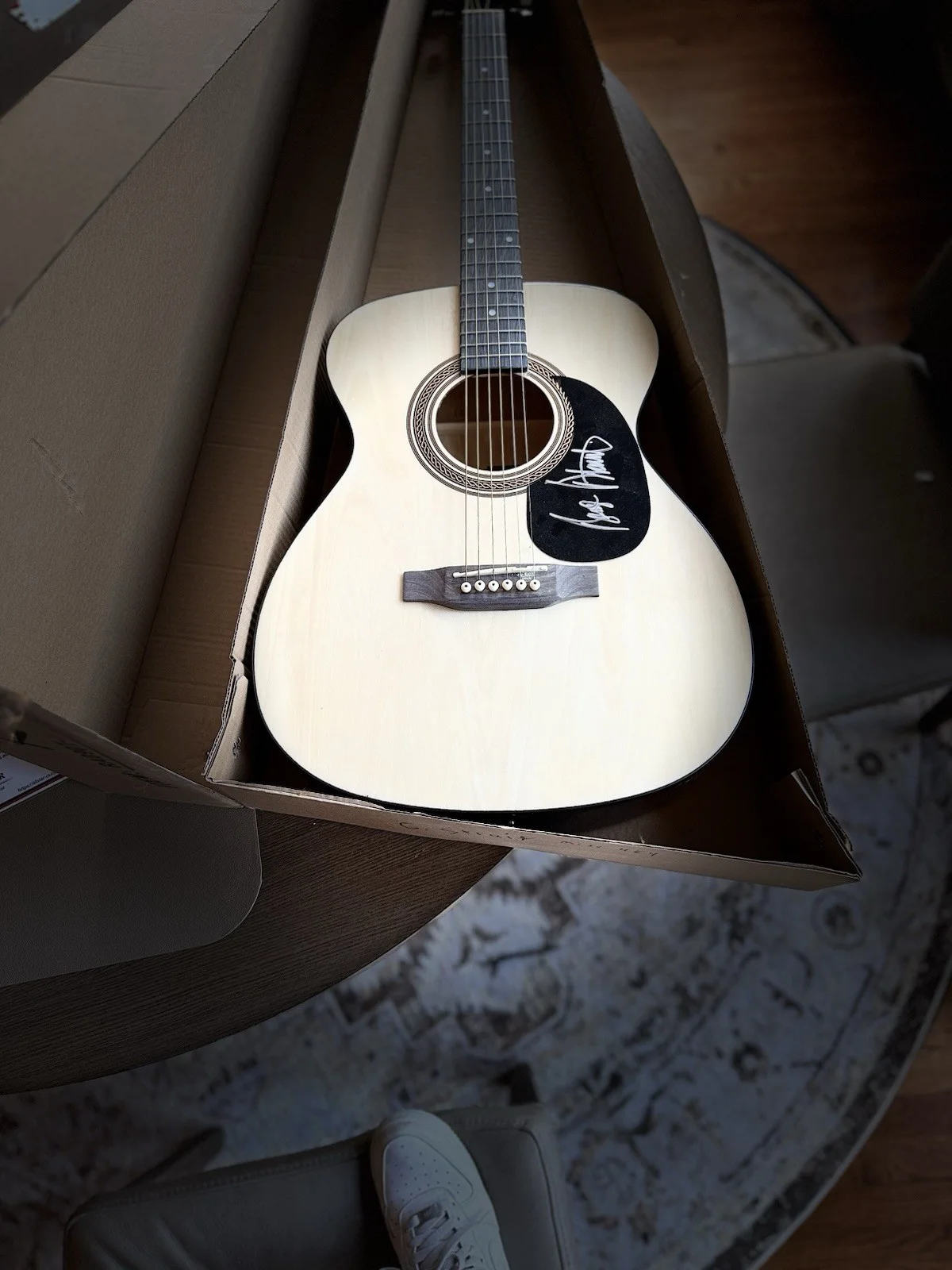 Rogue Acoustic Guitar Signed by George Strait with Certificate of Authenticity, изображение 3