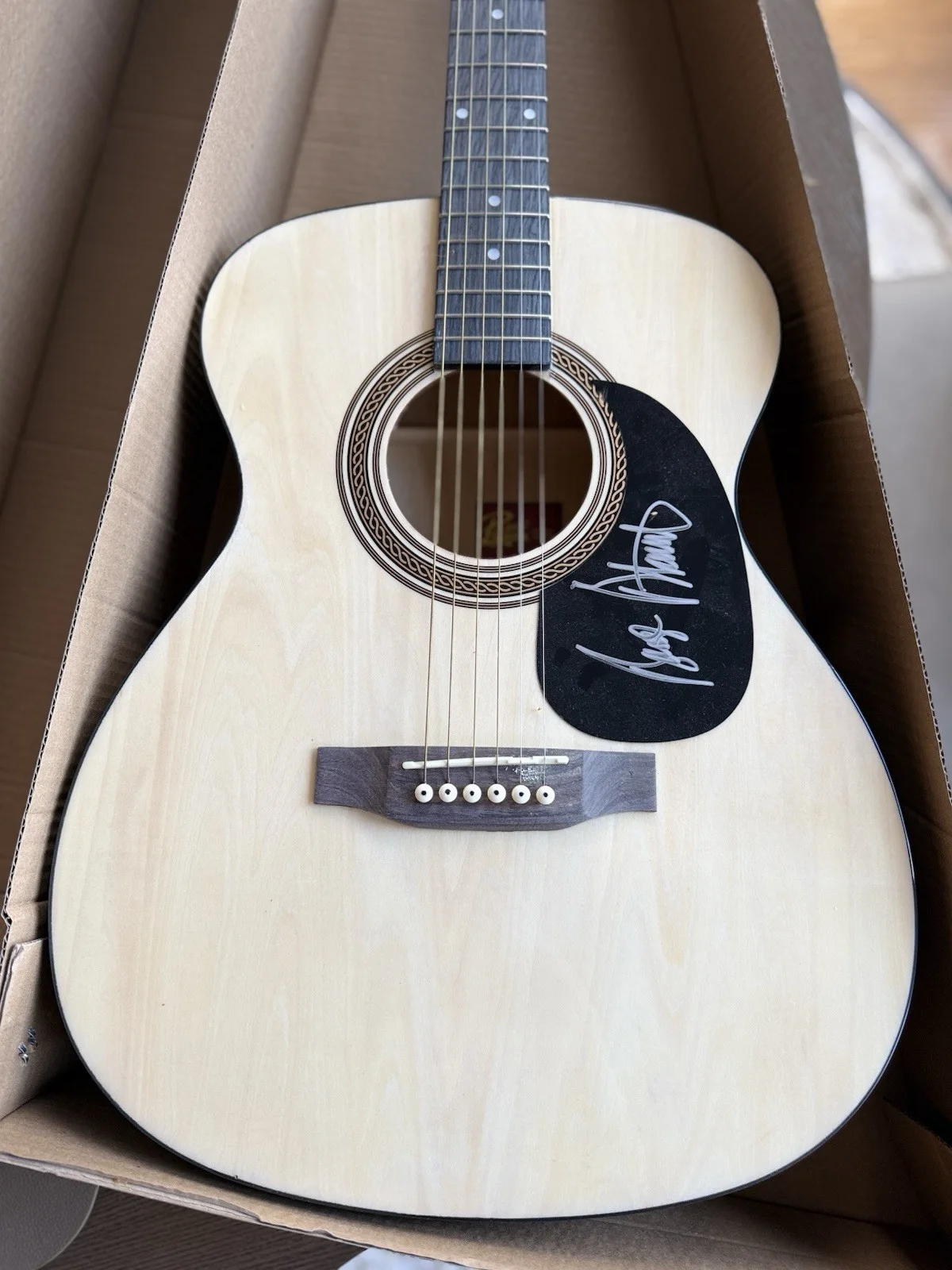 Rogue Acoustic Guitar Signed by George Strait with Certificate of Authenticity, изображение 4