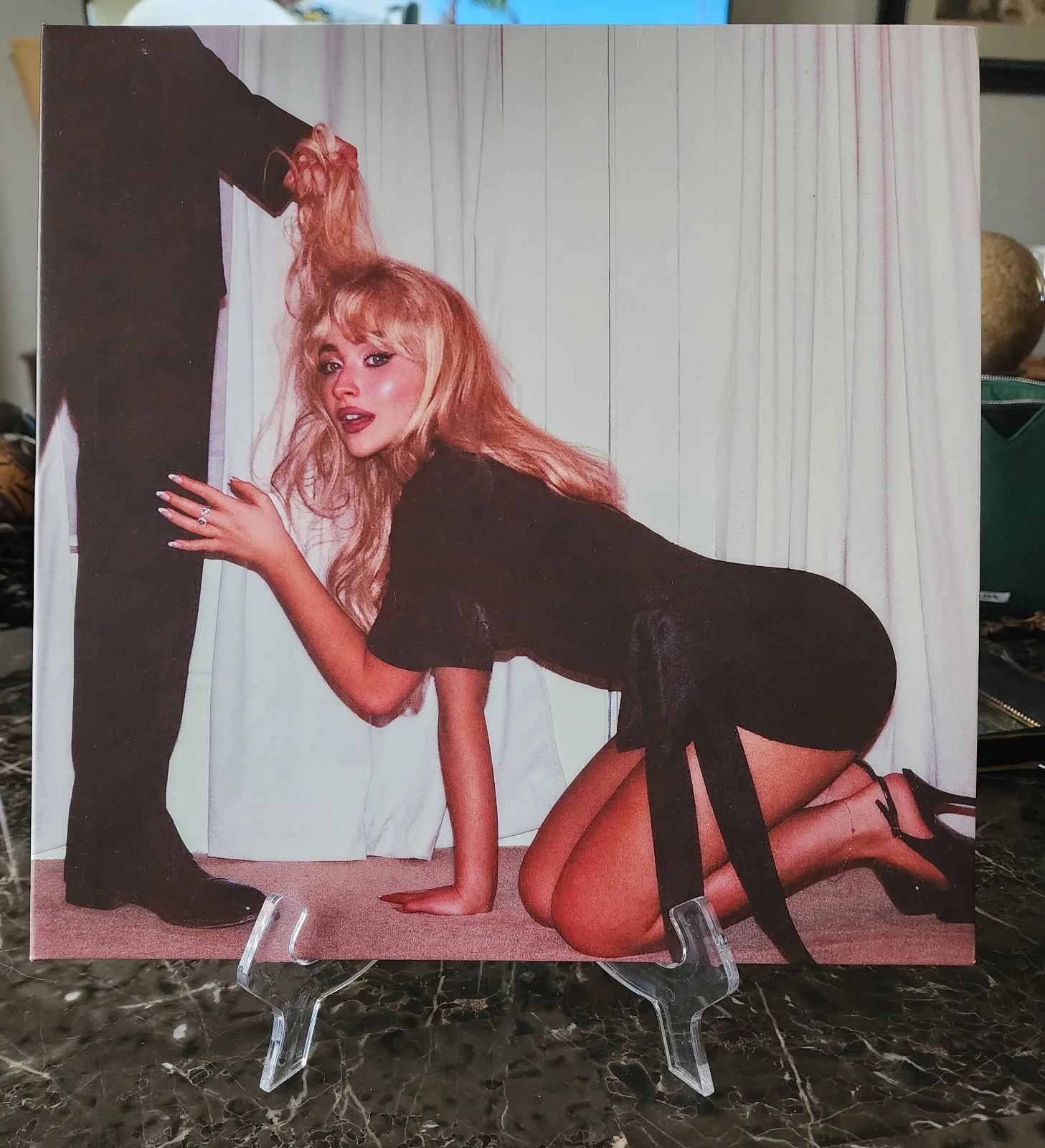 Sabrina Carpenter Signed Man’s Best Friend Vinyl LP + Autographed Insert, изображение 2