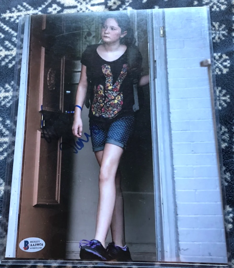 Emma Kenney — Emma Kenney (Debs) Shameless Signed Autograph BAS Authenticated 8x10 Photo, image 2