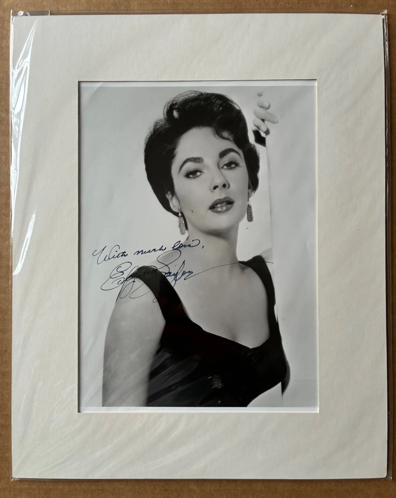 Elizabeth Taylor — Elizabeth Taylor Authentic Signed 8x10 Photo w/ NHS Hospital Provenance - Rare