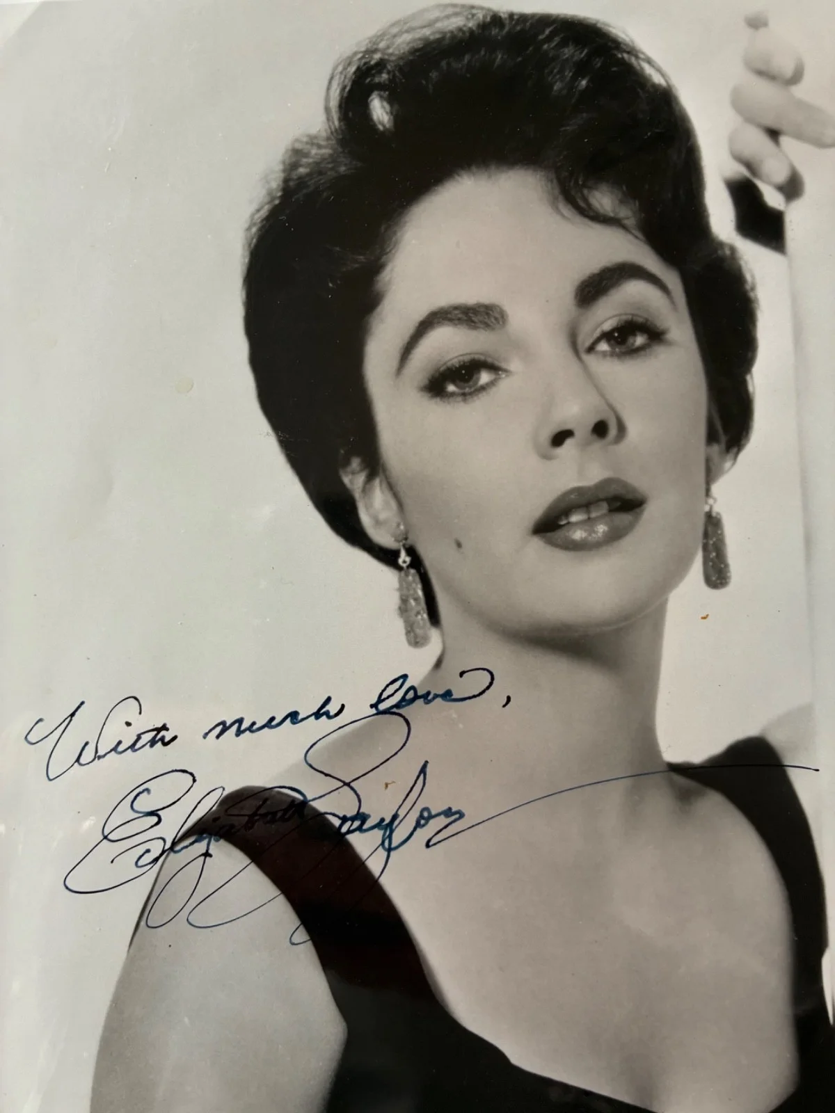 Elizabeth Taylor — Elizabeth Taylor Authentic Signed 8x10 Photo w/ NHS Hospital Provenance - Rare, изображение 2