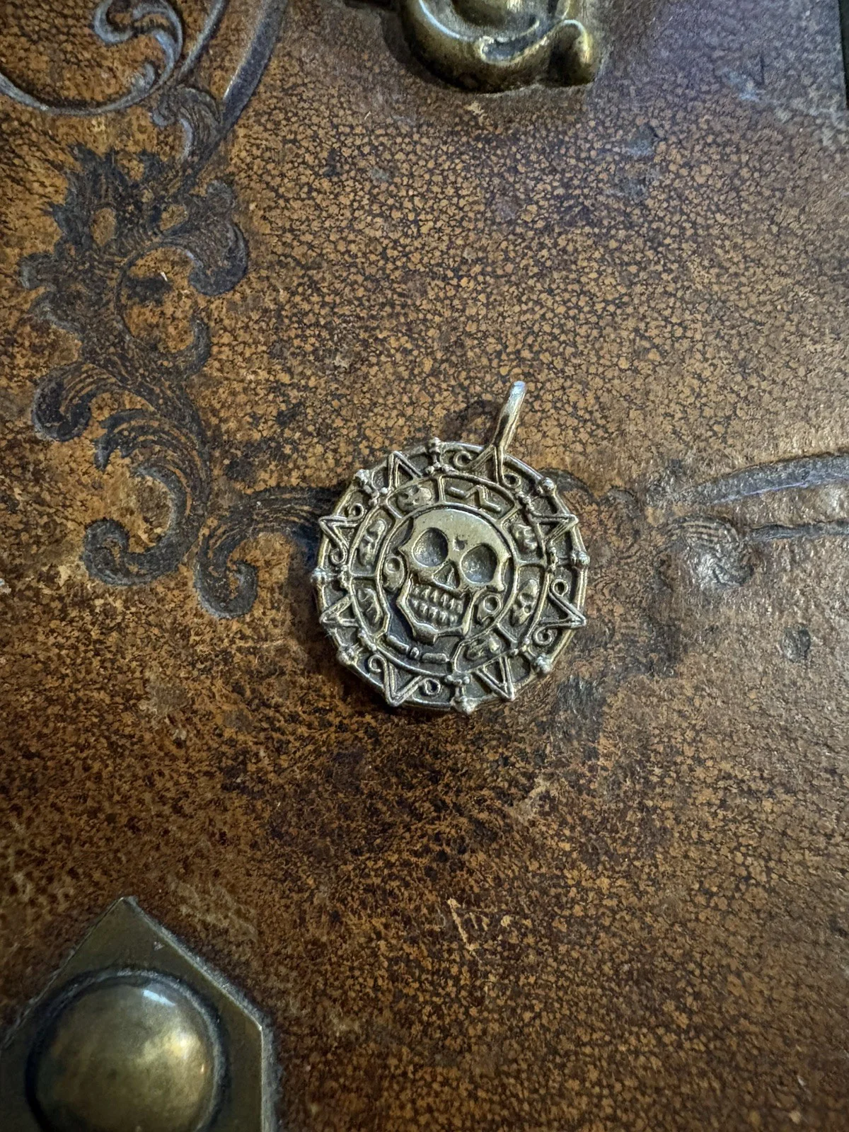 Rare Pirates of the Caribbean Medallion Pendant golden plated colour., изображение 2