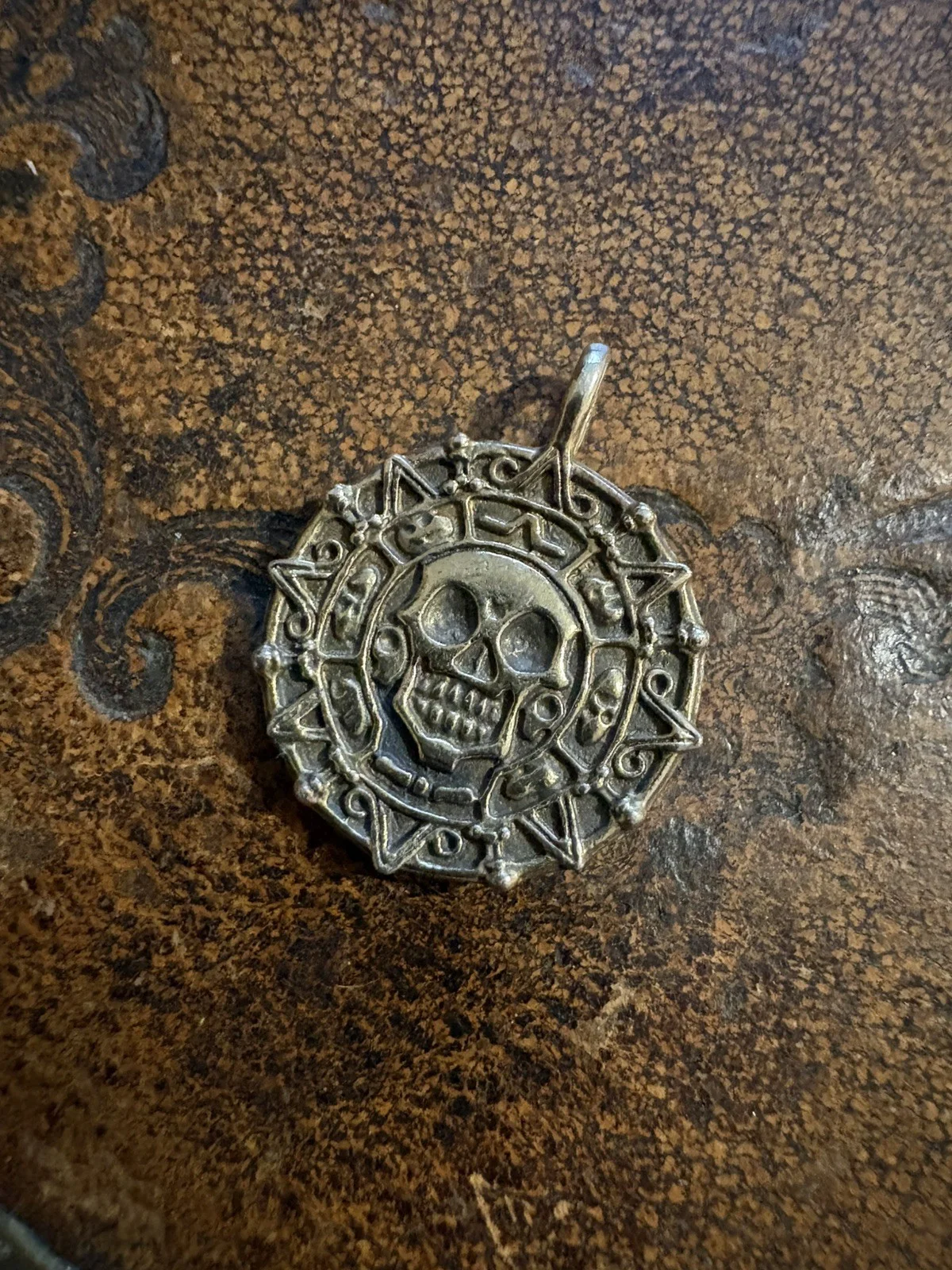 Rare Pirates of the Caribbean Medallion Pendant golden plated colour., изображение 4