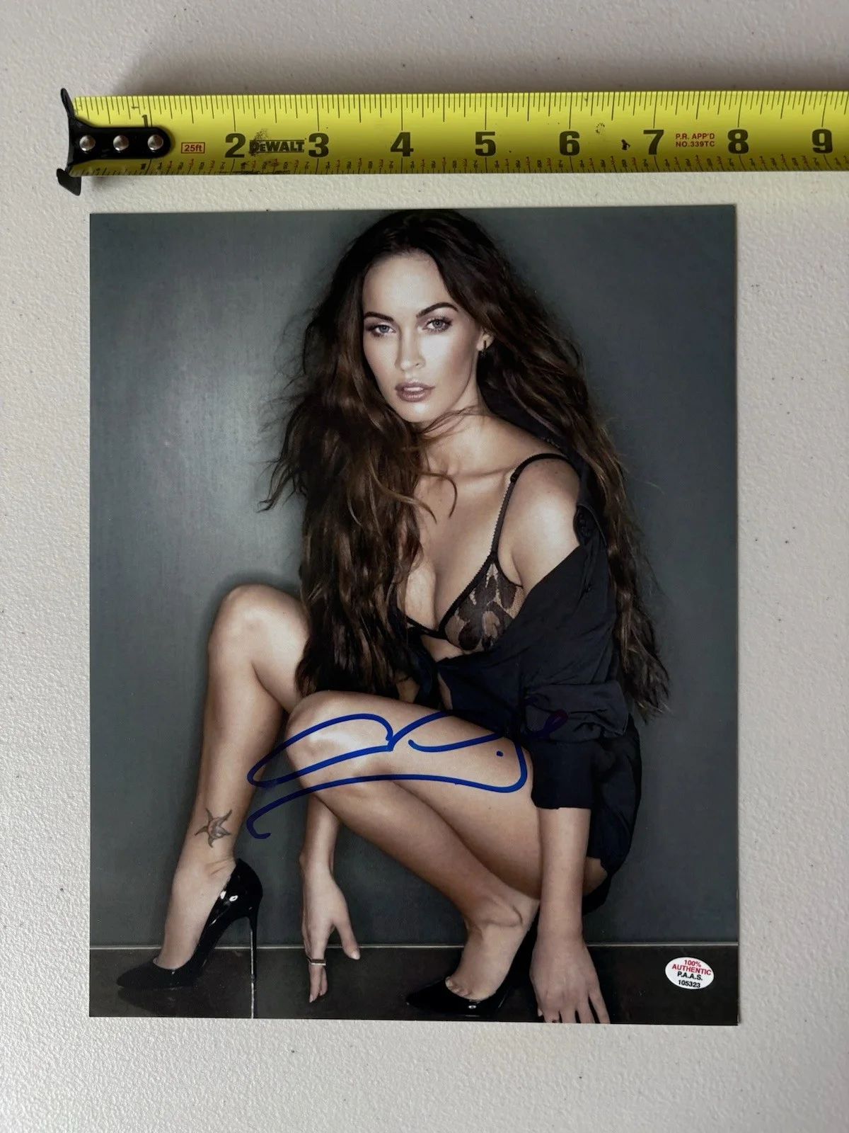 Megan Fox — MEGAN FOX Signed Autographed 8x10 Photo PAAS Sticker 323 Sexy Hot, изображение 2