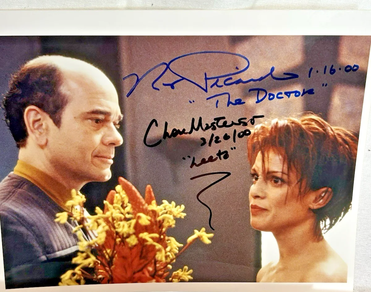 Chase Masterson, Robert Picardo — Star Trek Voyager Duel Signed Photo Chase Masterson, Robert Picardo Vulkon Show, изображение 2