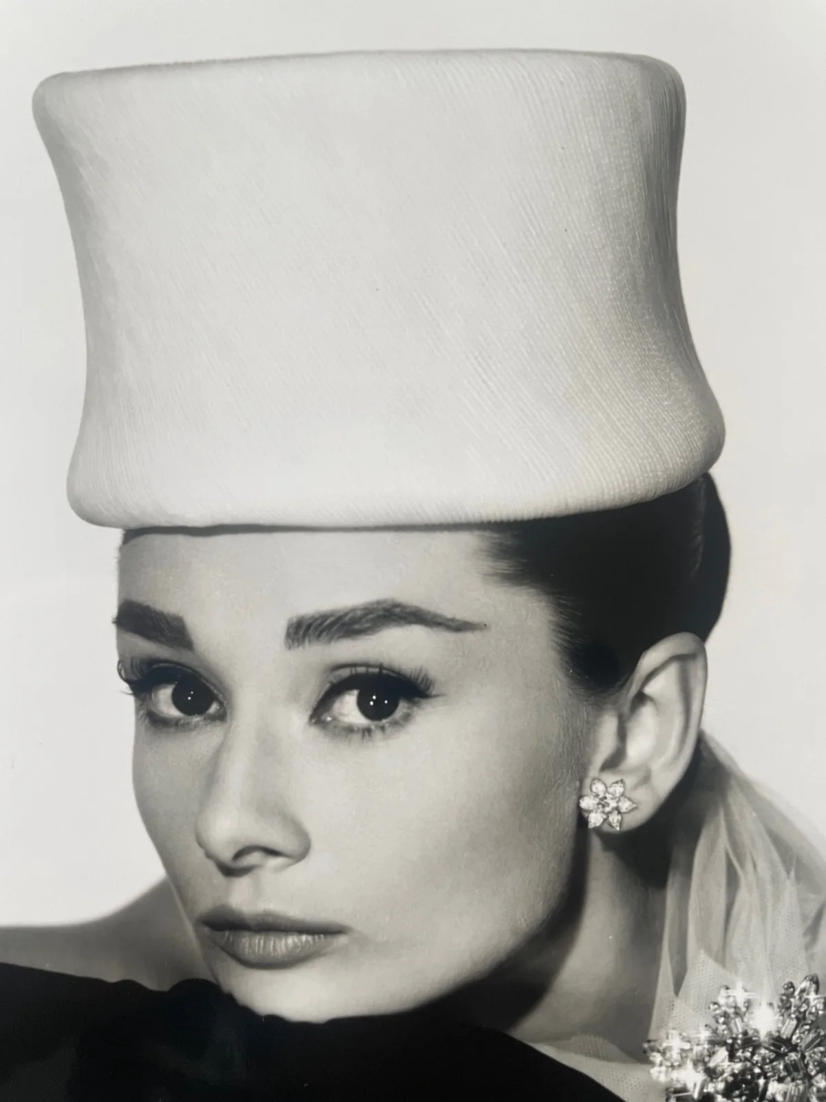 Audrey Hepburn Black & White Portrait Photo Print – Classic Hollywood, изображение 3
