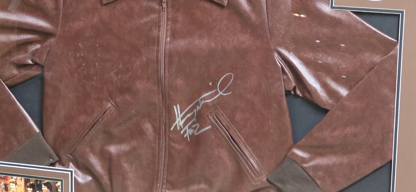 Henry Winkler THE FONZ — Henry Winkler THE FONZ Duel Autograph Jacket/8x10 Framed JSA/Beckett, изображение 2