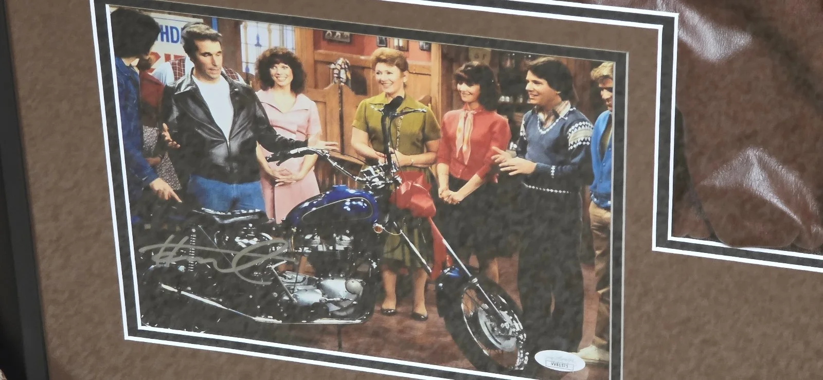 Henry Winkler THE FONZ — Henry Winkler THE FONZ Duel Autograph Jacket/8x10 Framed JSA/Beckett, изображение 4