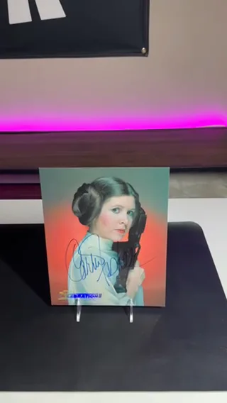 Carrie Fisher — Carrie Fisher Signed Star Wars Princess Leia Celebration II 8x10 Blaster COA/LOA, изображение 2