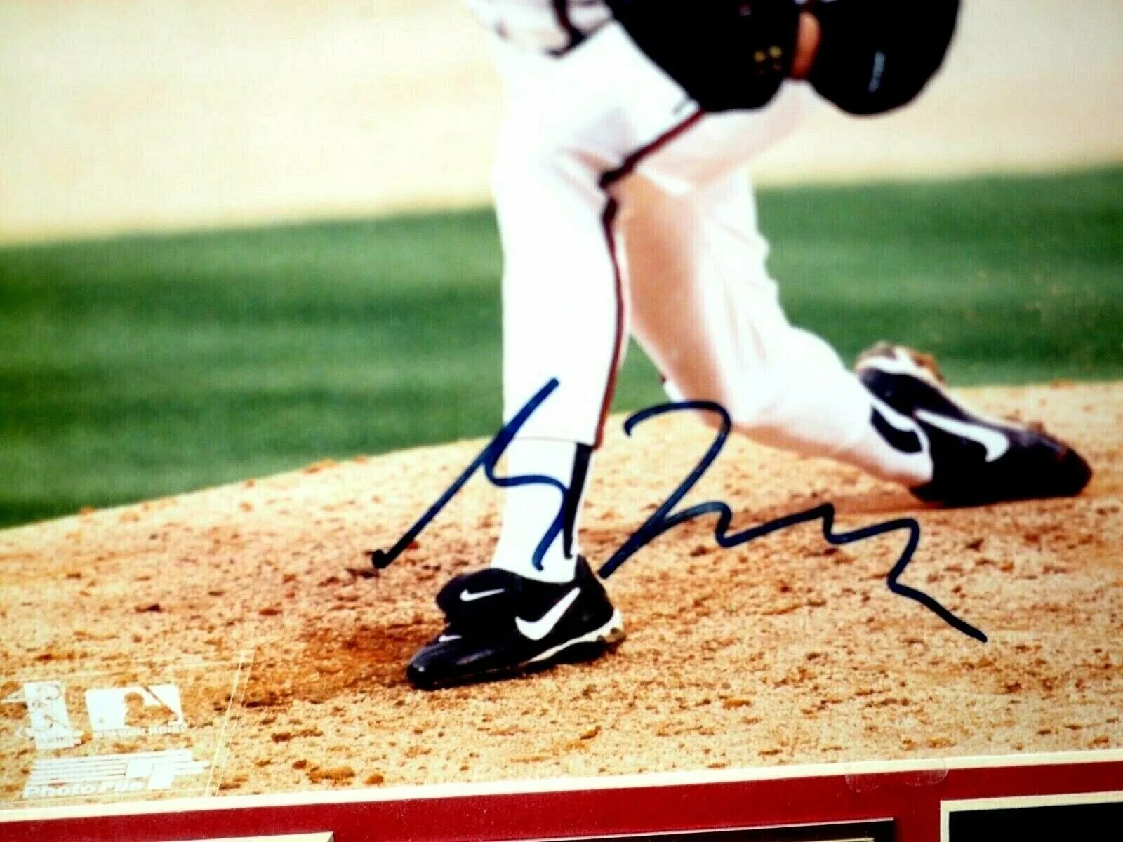 Greg Maddux — Greg Maddux Atlanta Braves Autographed Color MLB Photo in Frame with COA, image 3