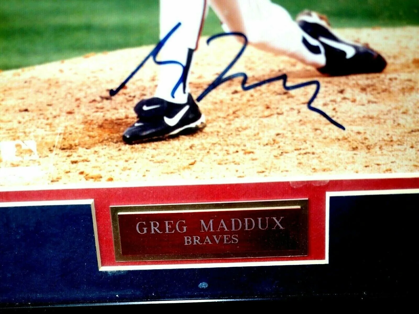 Greg Maddux — Greg Maddux Atlanta Braves Autographed Color MLB Photo in Frame with COA, image 4