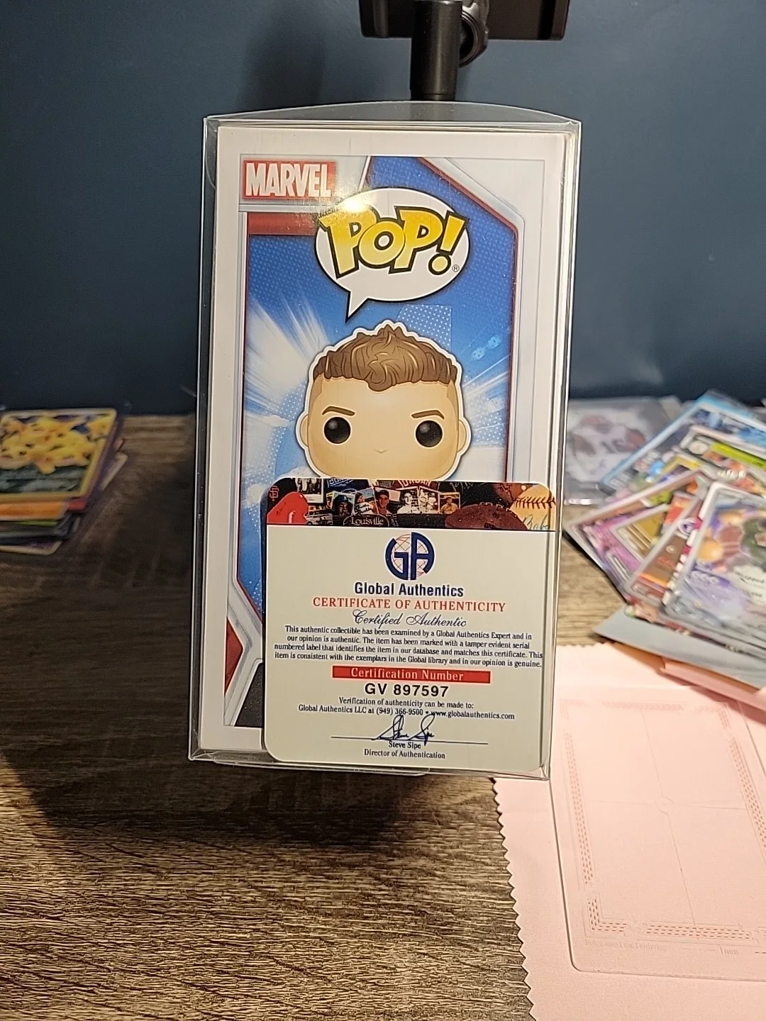 Jeremy Renner — Jeremy Renner Signed Funko Pop #457 - Marvel Avengers - Hawkeye + COA The Town, изображение 3