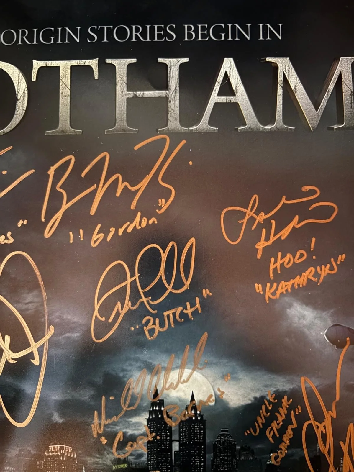 Mazous, Pertwee, Baccarin, McKenzie, Powell, Hendrix, Reubens — GOTHAM CAST SIGNED AUTOGRAPHED 11X14 PHOTO MANZOUS PERTWEE POWELL X12 PSA LOA, изображение 3