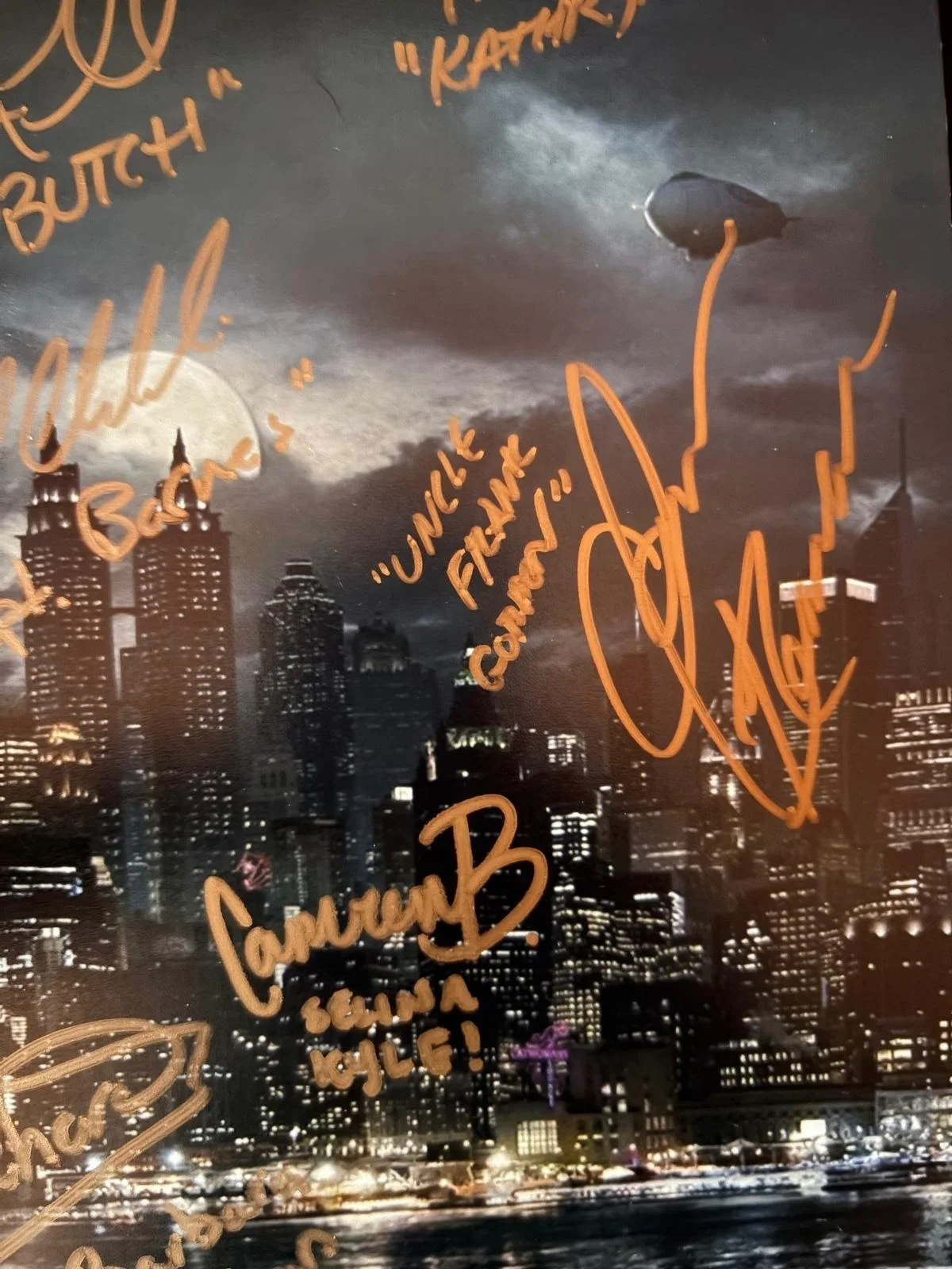 Mazous, Pertwee, Baccarin, McKenzie, Powell, Hendrix, Reubens — GOTHAM CAST SIGNED AUTOGRAPHED 11X14 PHOTO MANZOUS PERTWEE POWELL X12 PSA LOA, изображение 4