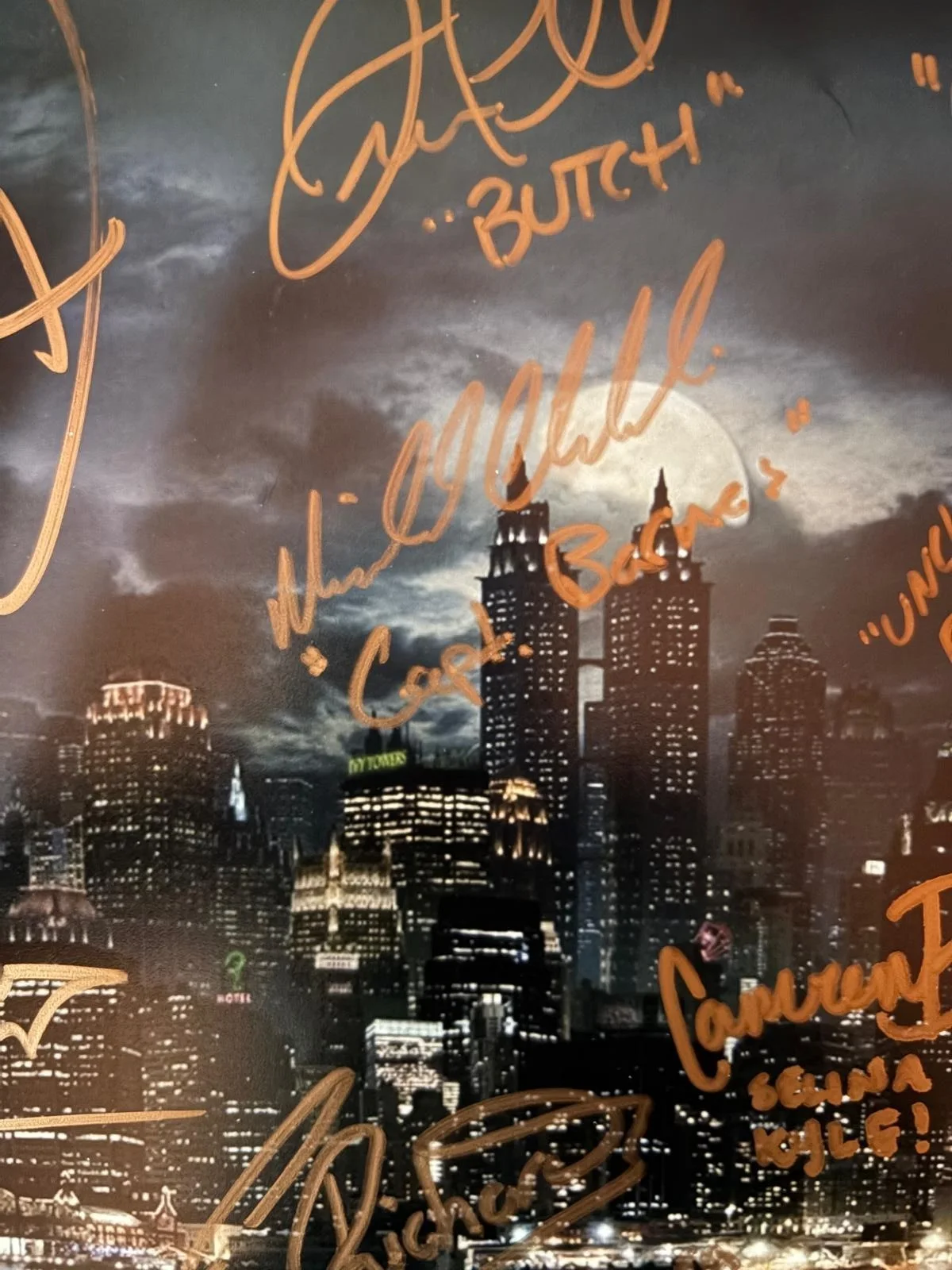 Mazous, Pertwee, Baccarin, McKenzie, Powell, Hendrix, Reubens — GOTHAM CAST SIGNED AUTOGRAPHED 11X14 PHOTO MANZOUS PERTWEE POWELL X12 PSA LOA, изображение 5
