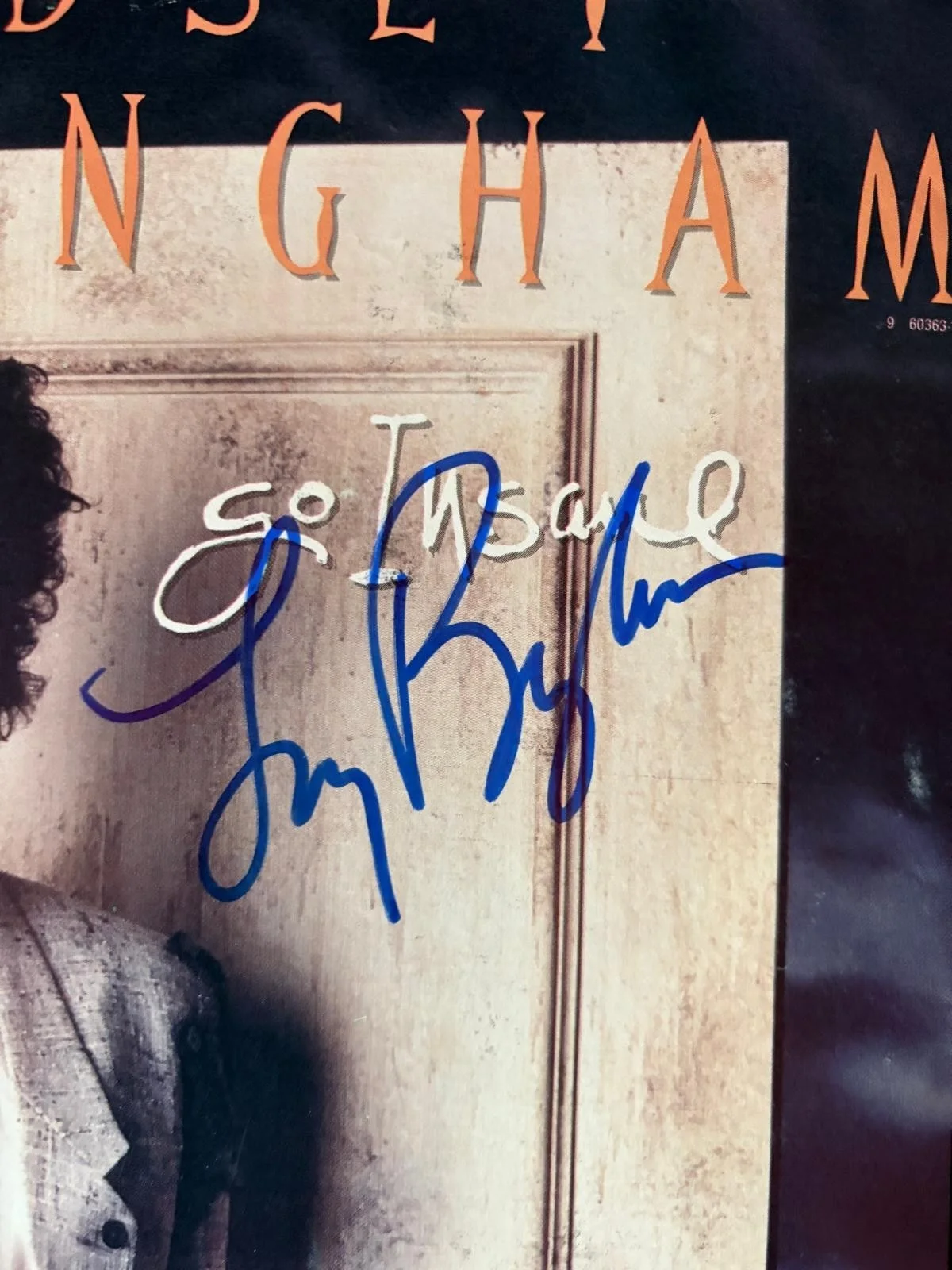 LINDSEY BUCKINGHAM — LINDSEY BUCKINGHAM SIGNED AUTOGRAPHED 11X14 MAGAZINE PHOTO FLEETWOOD MAC PSA, изображение 2