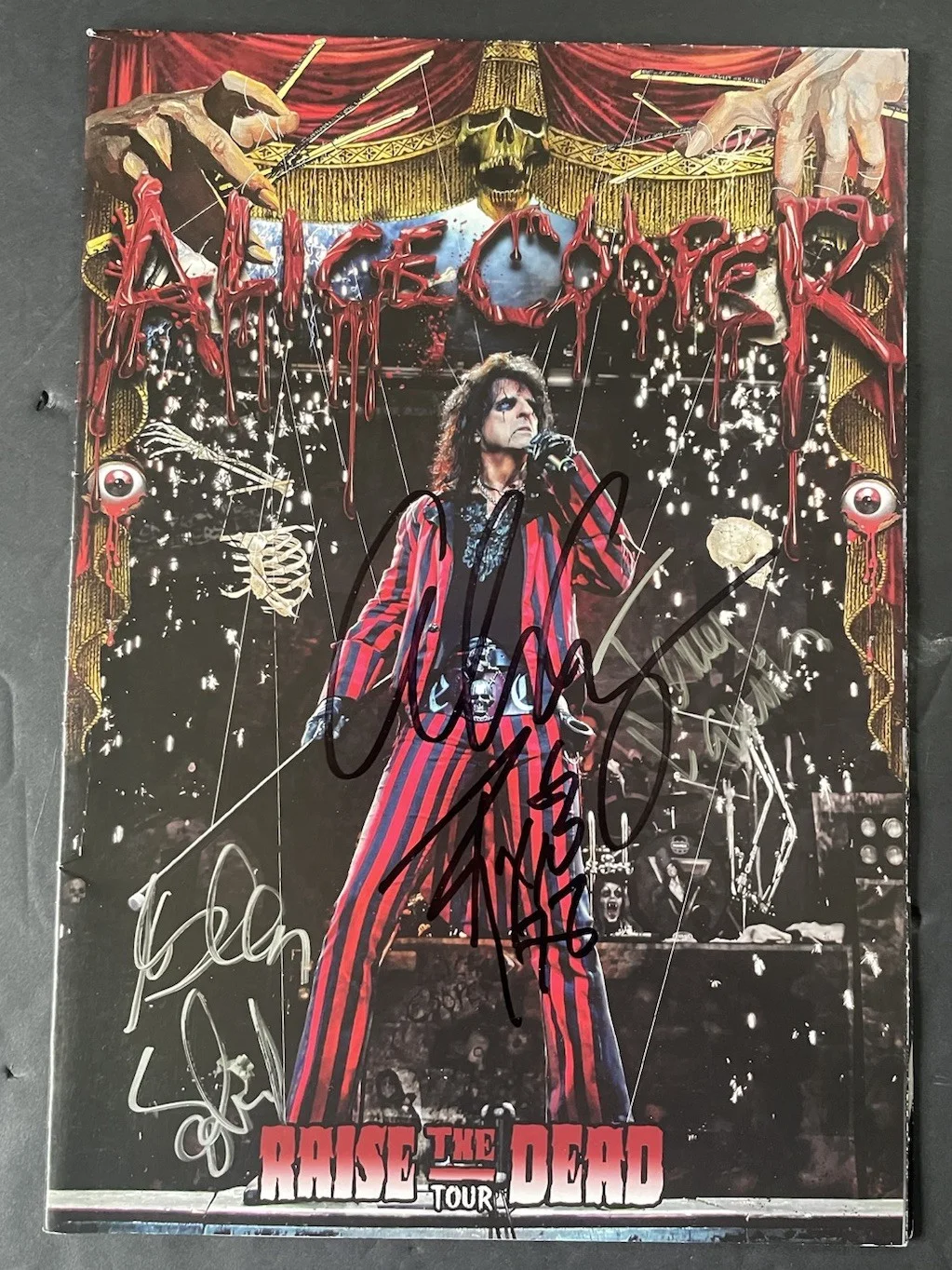Alice Cooper Raise The Dead 2012 Tour Book Signed x4 Autographed Rare, изображение 5