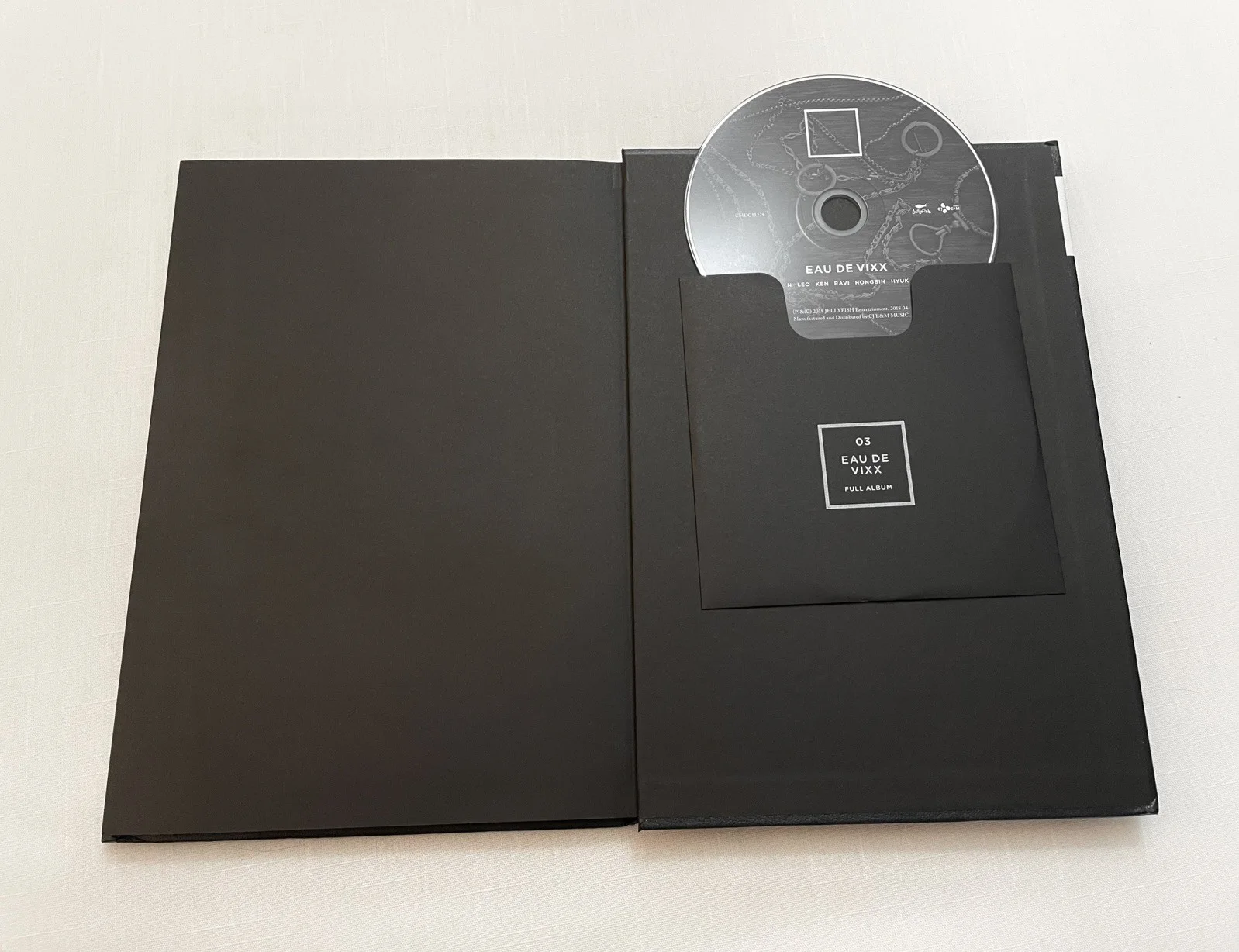 Eau De Vixx Black Version SIGNED AUTOGRAPHED Album Lee Hongbin, изображение 4