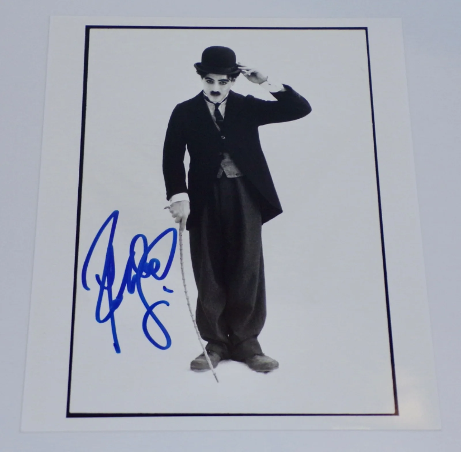 Robert John Downey Jr — Vintage ROBERT DOWNEY JR. Charlie Chaplin SIGNED 8x10 Photo BECKETT Letter COA, изображение 2