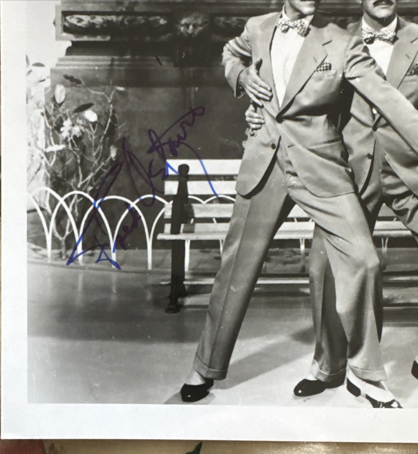 FRED ASTAIRE & GENE KELLY SIGNED 8x10 Photo TWO GREATEST SCREEN DANCERS TOGETHER, image 2