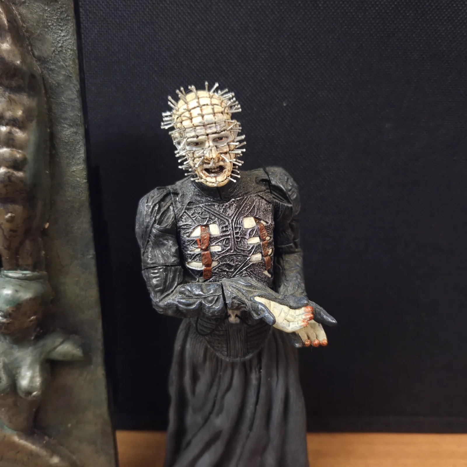NECA Reel Toys 2003 Pinhead Figure + 2004 Pillar of Souls BAF Panel Part, изображение 2