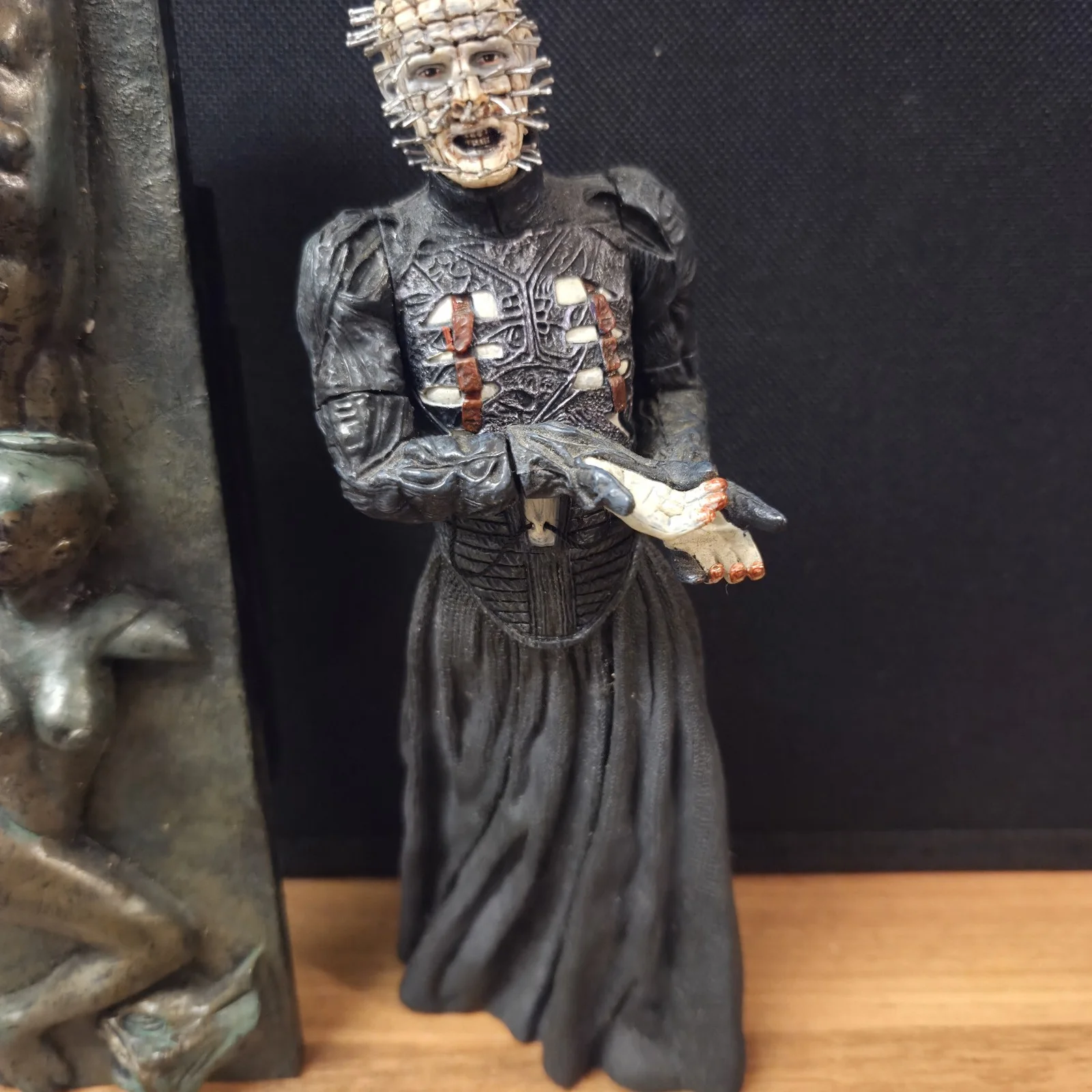 NECA Reel Toys 2003 Pinhead Figure + 2004 Pillar of Souls BAF Panel Part, изображение 3