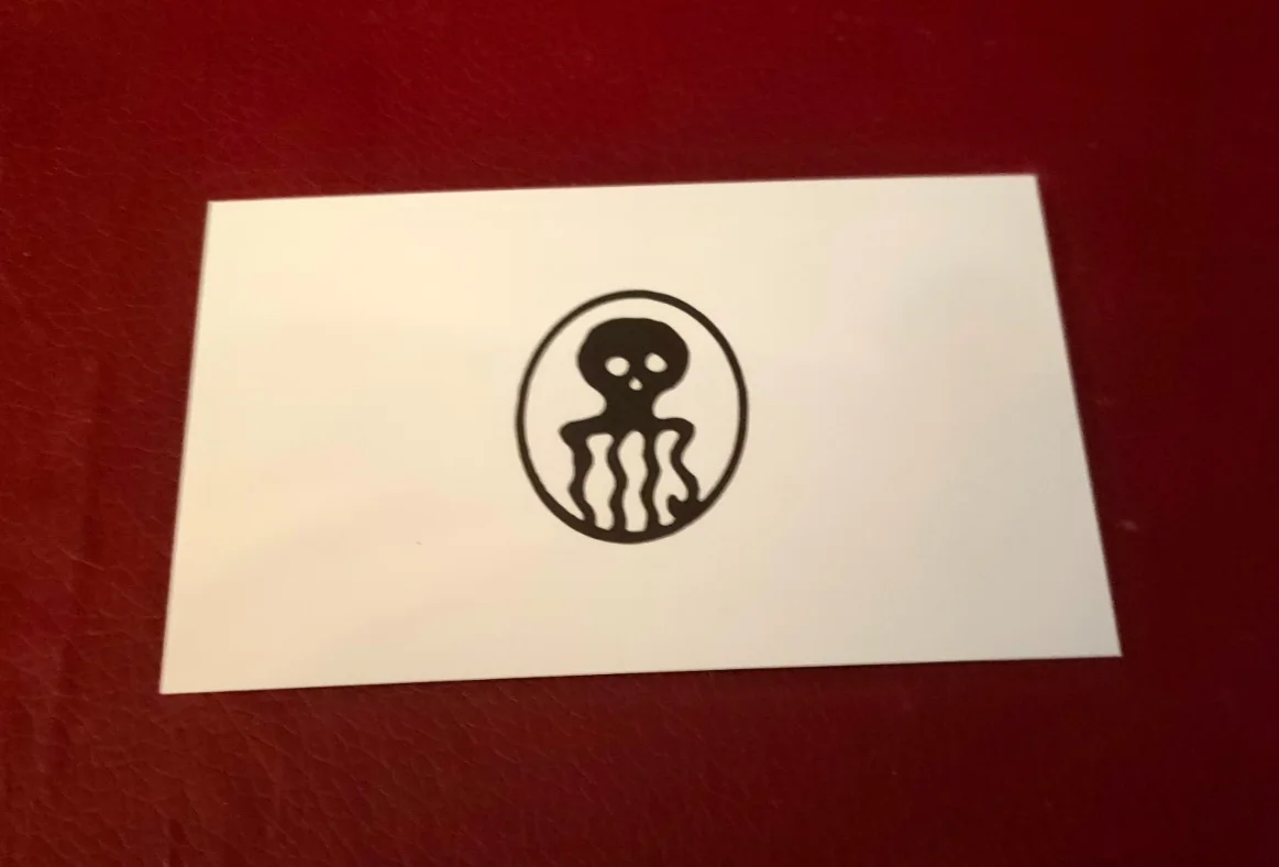 PROP - James Bond - 1960s SPECTRE GOLD PIN & CARDS SMALL, изображение 2