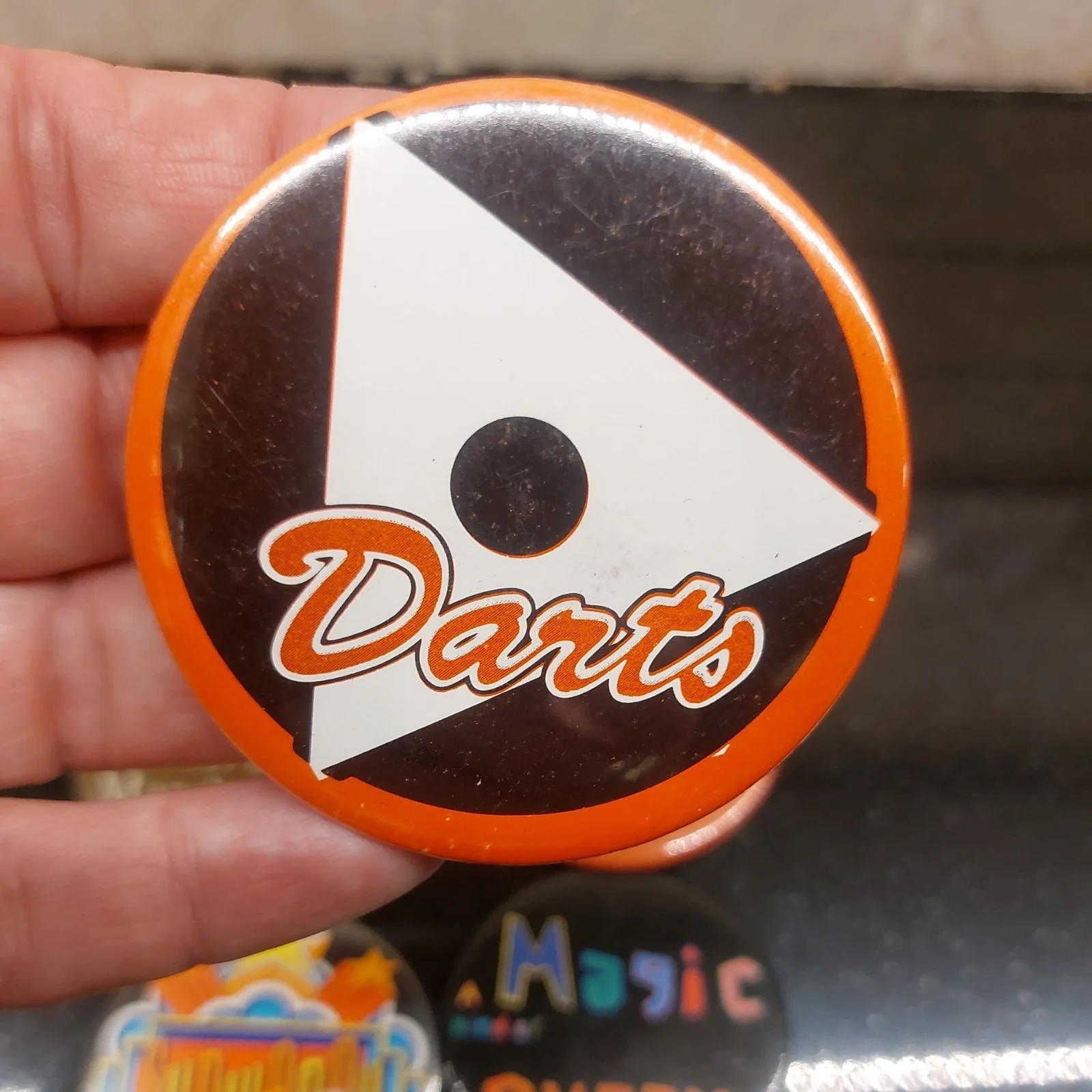 7 Pin Badges 1970s 1980s Queen Stylistics Showaddywaddy Beegees Darts Mystery, изображение 2