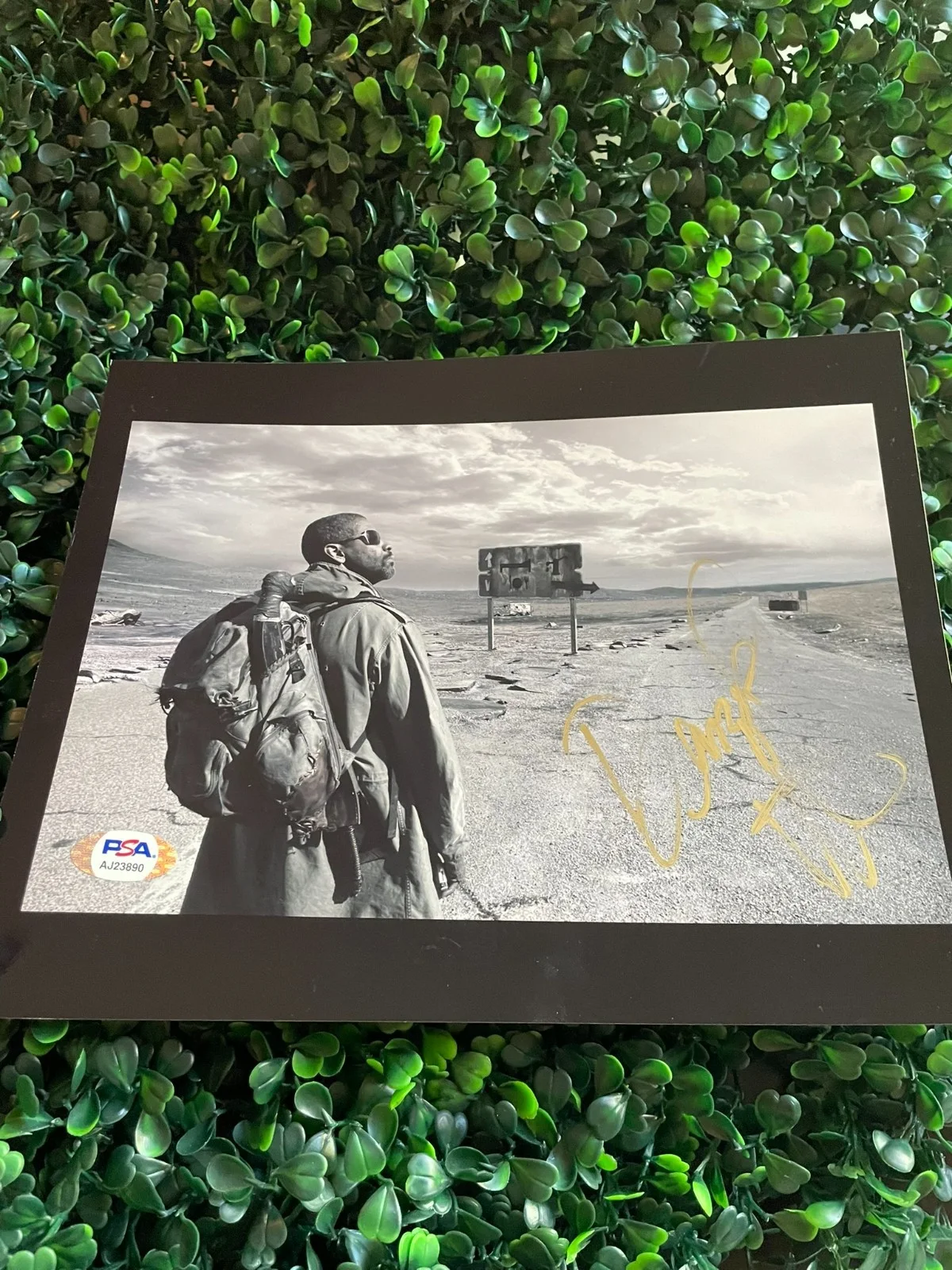 Denzel Washington — DENZEL WASHINGTON Signed THE BOOK OF ELI 8x10 Autograph Photo - PSA/DNA #AJ23890