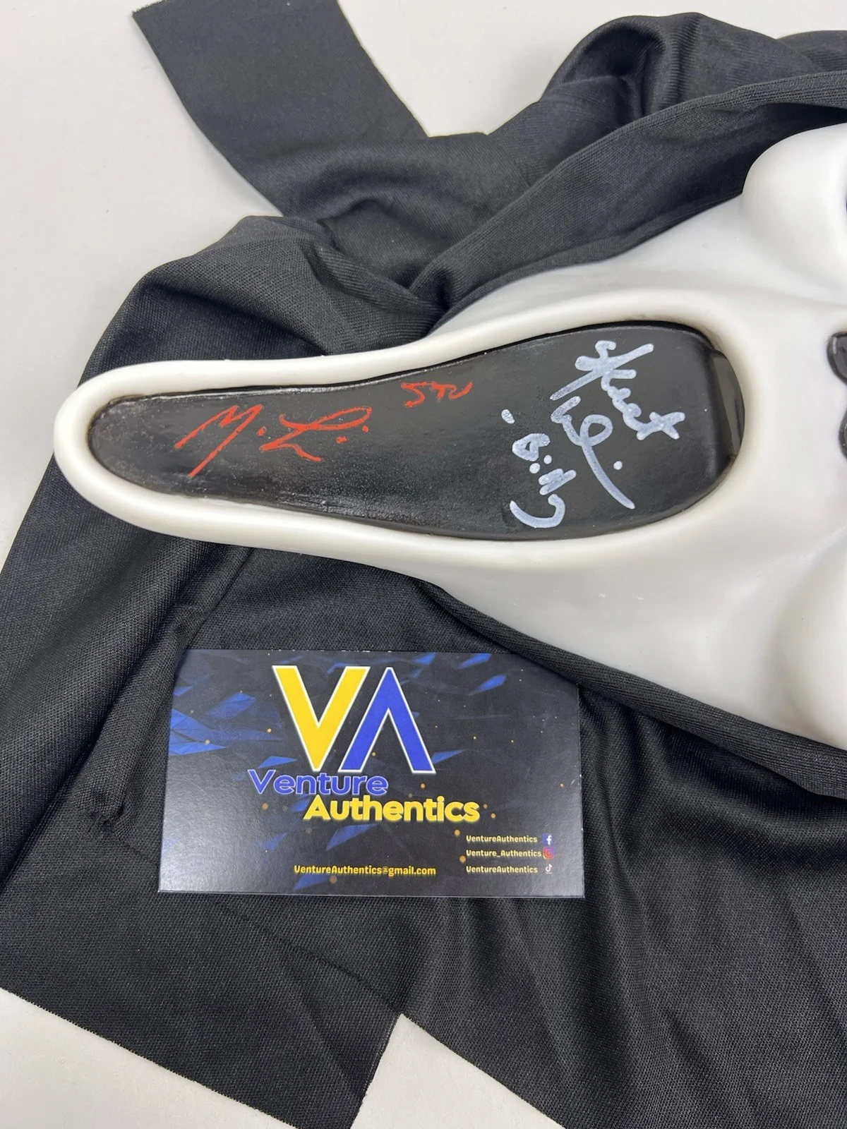 Matthew Lillard, Skeet Ulrich — Matthew Lillard, Skeet Ulrich Signed Ghost Face Scream Mask w/ JSA WITNESS COA, image 2