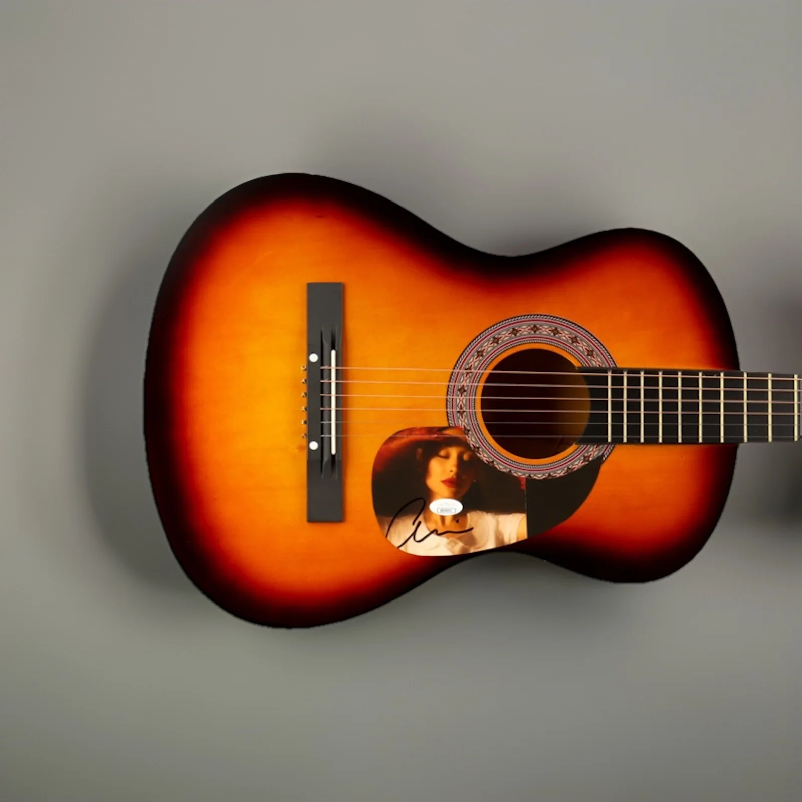 Ariana Grande Signed Acoustic Sunburst Guitar Pickguard JSA Certified Autograph, изображение 2
