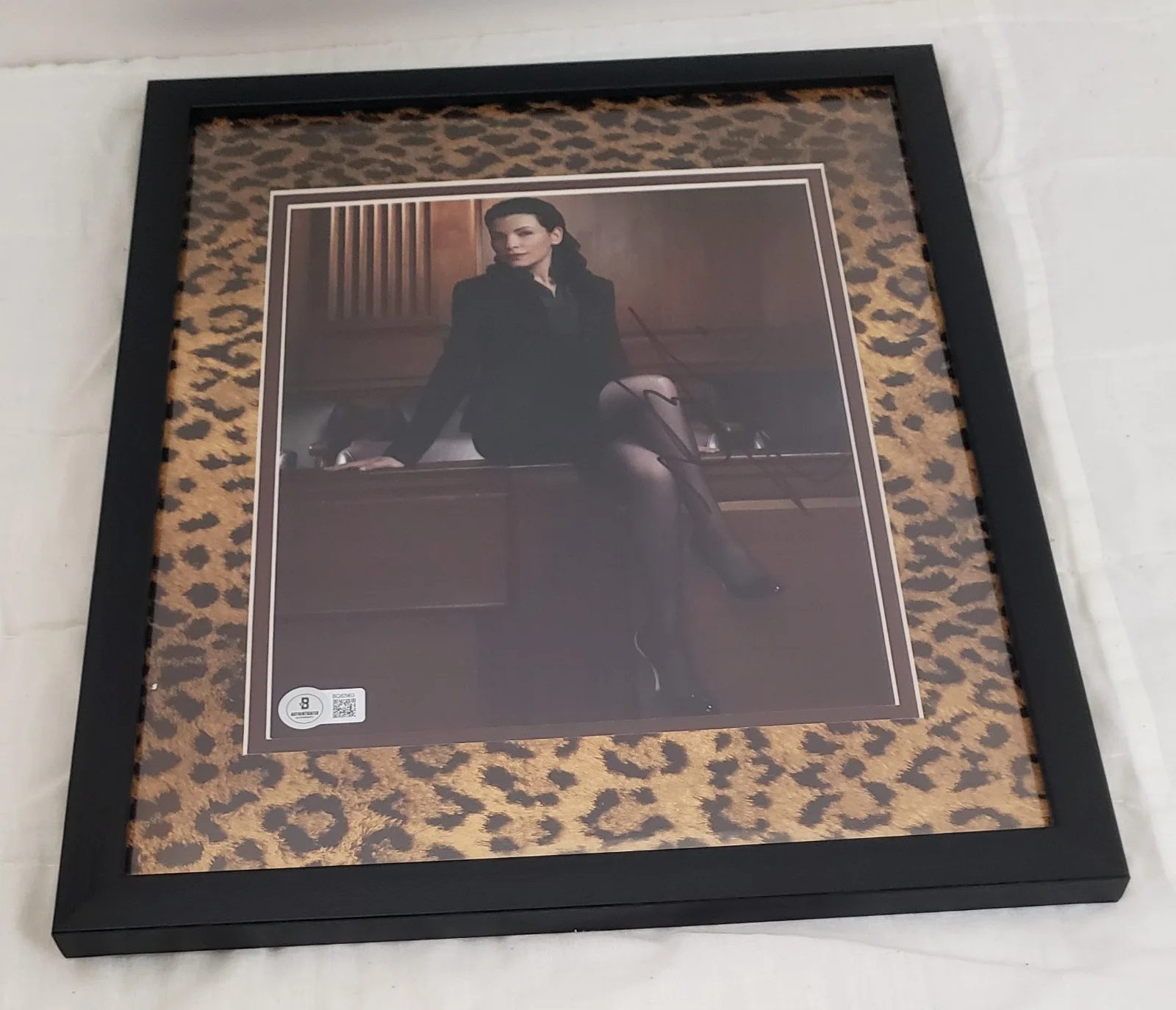 Julianna Margulies — Julianna Margulies Signed "The Good Wife" 11x14 Framed Matted to 8x10 Photo BAS