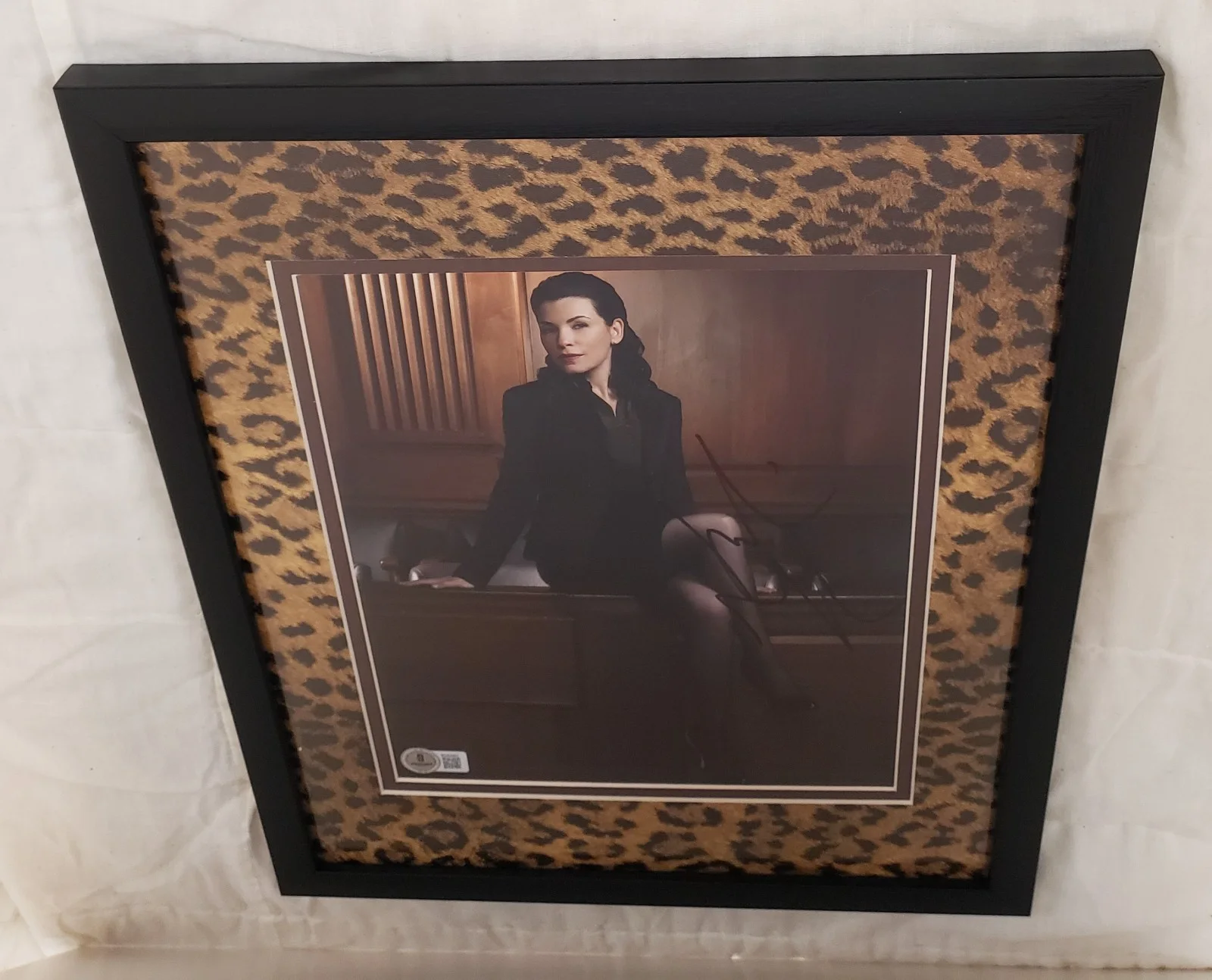 Julianna Margulies — Julianna Margulies Signed "The Good Wife" 11x14 Framed Matted to 8x10 Photo BAS, изображение 2
