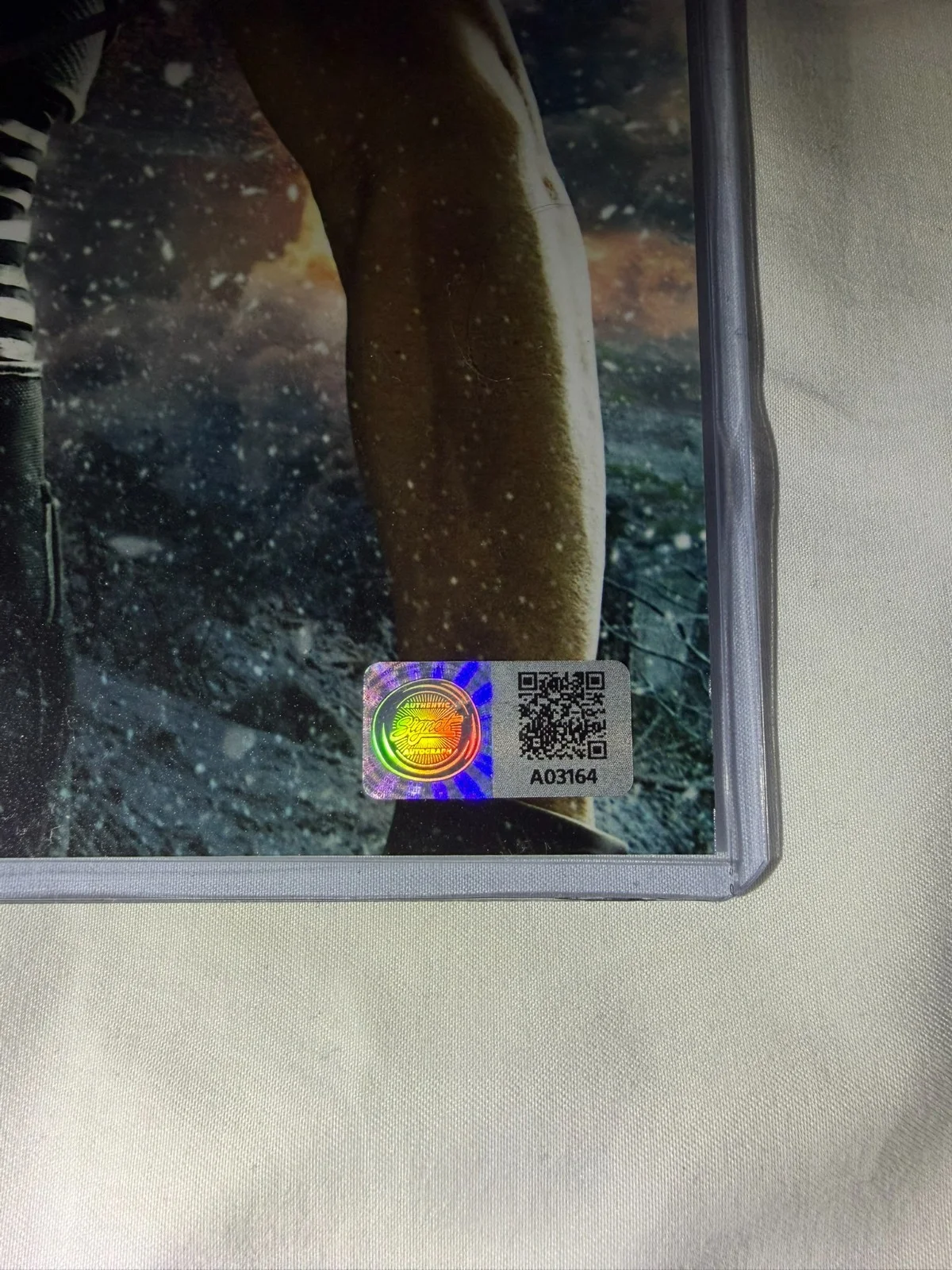 Jeremy Renner — Jeremy Renner Hawkeye Avengers Signed 8 x 10 Photo with Seal of Authenticity, изображение 2
