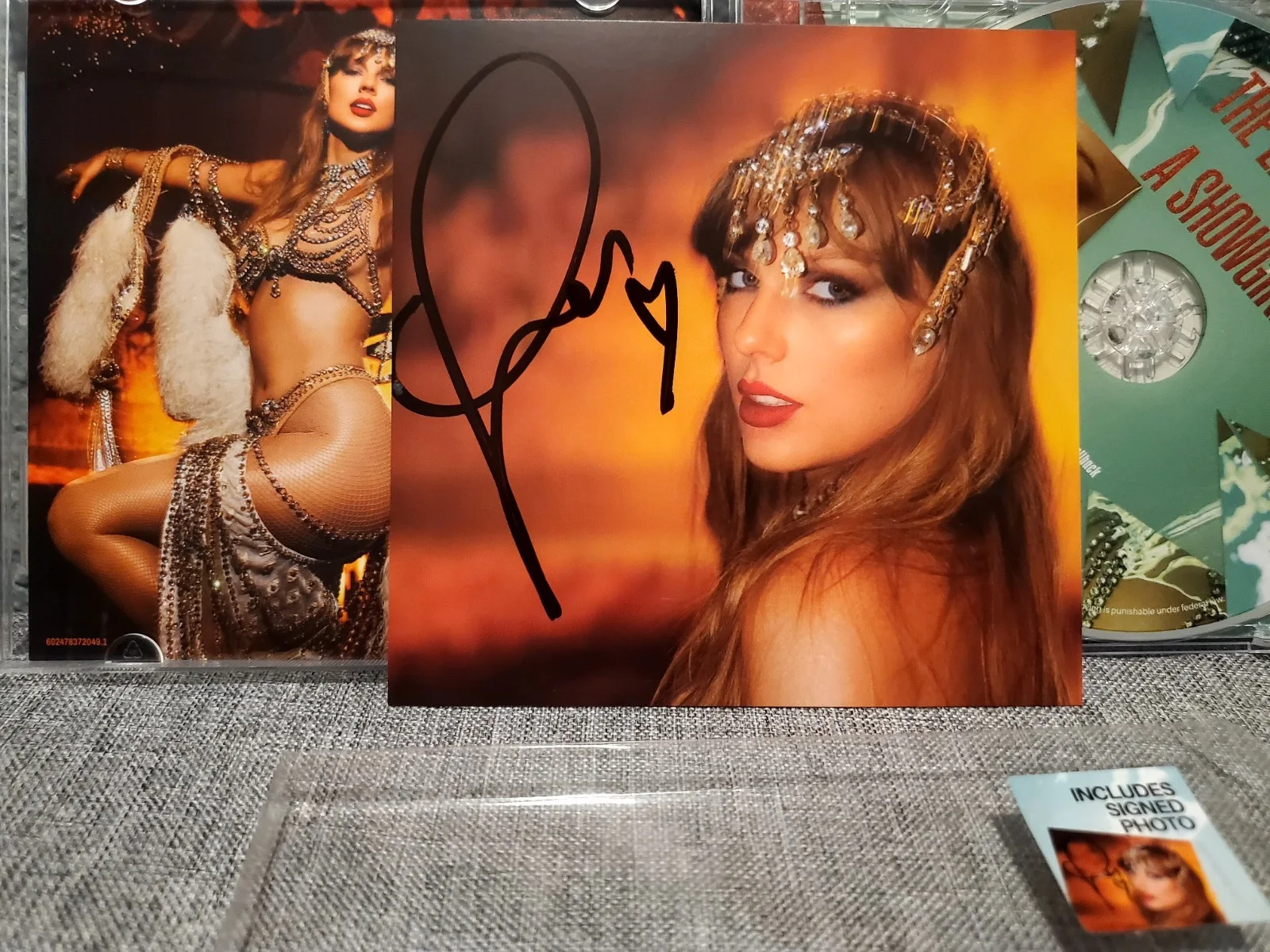 Taylor Swift The Life Of A Showgirl Signed Cd Photo 1, изображение 2