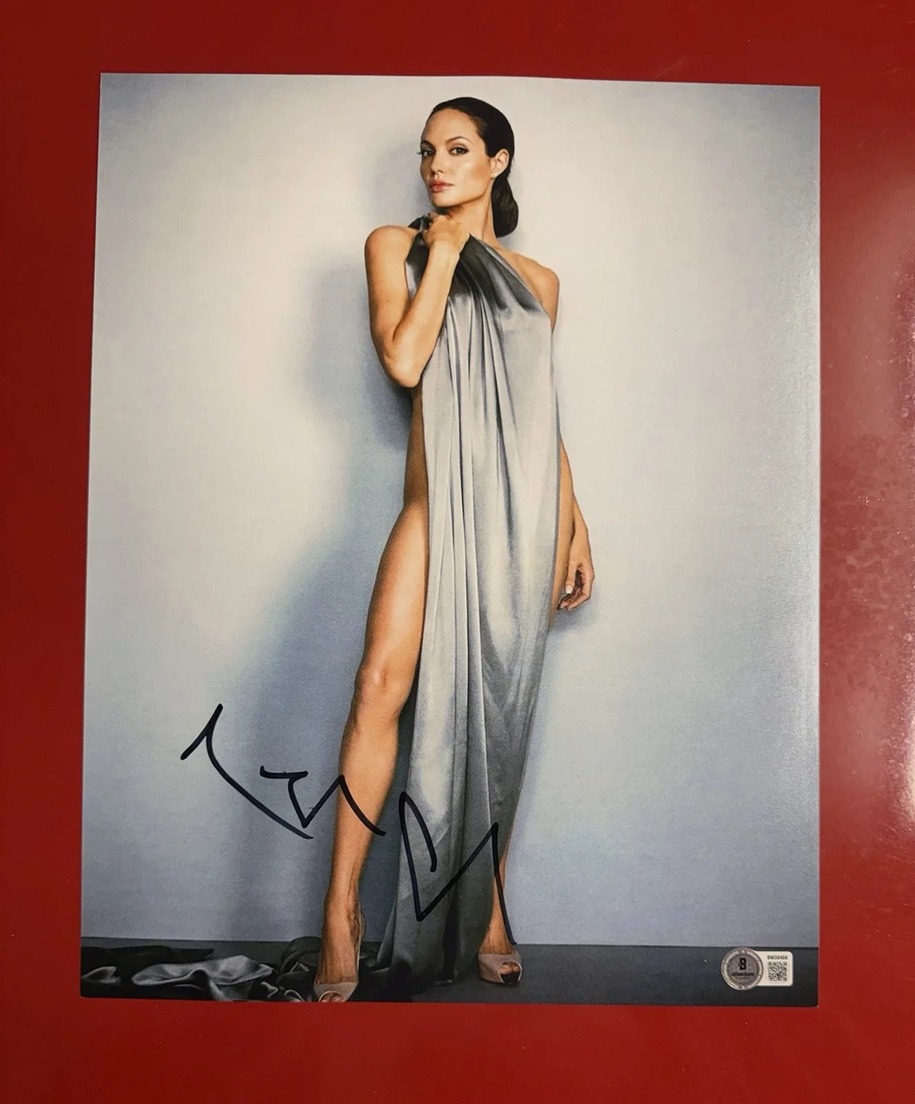 ANGELINA JOLIE — Angelina Jolie Signed 11x14 Photo Hot Sexy Maleficent Authentic Beckett COA