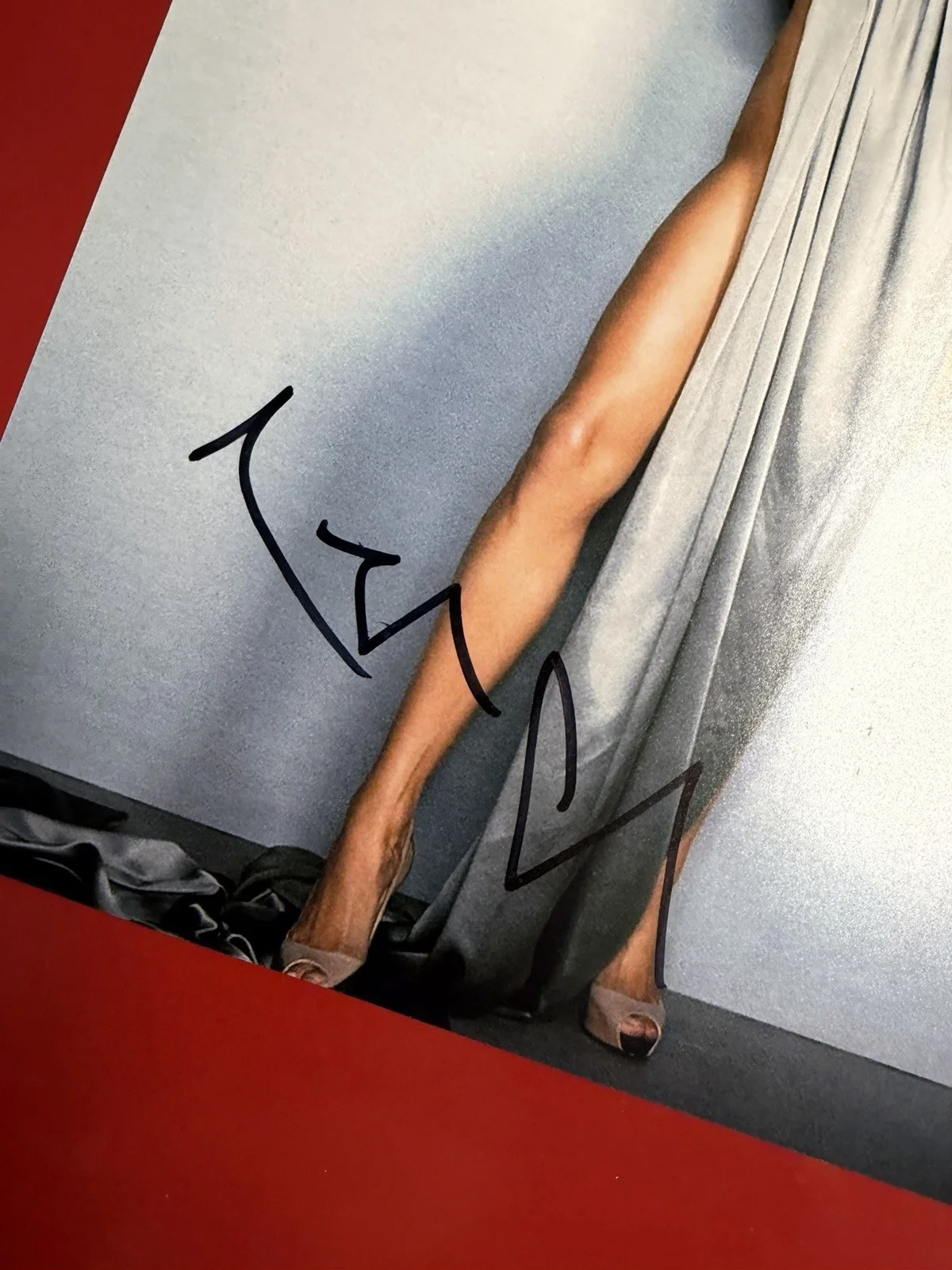 ANGELINA JOLIE — Angelina Jolie Signed 11x14 Photo Hot Sexy Maleficent Authentic Beckett COA, изображение 2