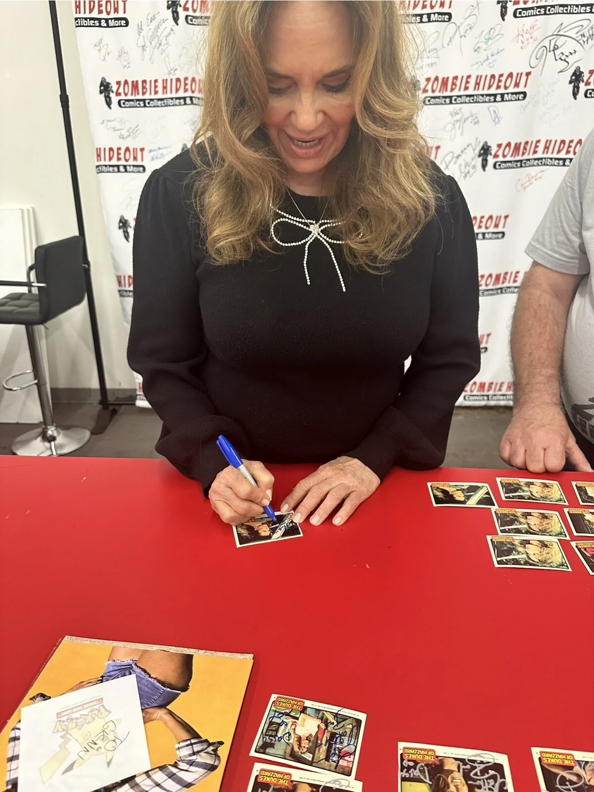 Catherine Bach — 1981 The Dukes of Hazzard 'Daisy' Card SIGNED Catherine Bach! Zombie Hideout COA, изображение 3